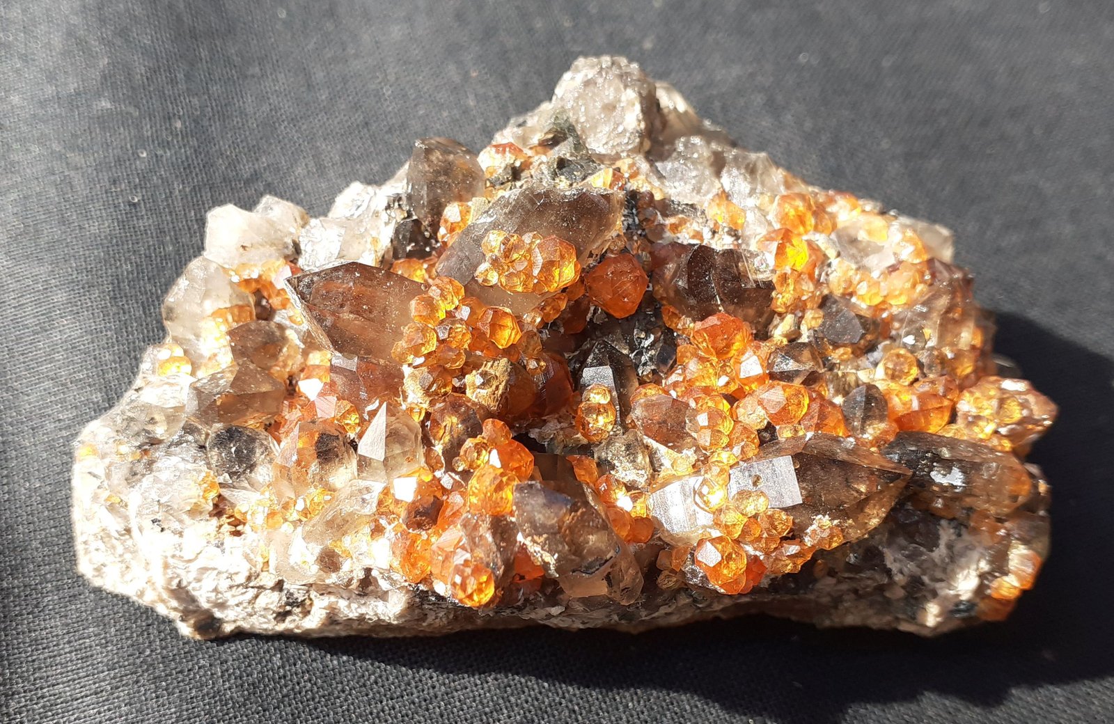 Quartz (variety smoky quartz), Spessartine
6,5 x 4 cm
(Autor: Volkmar Stingl)