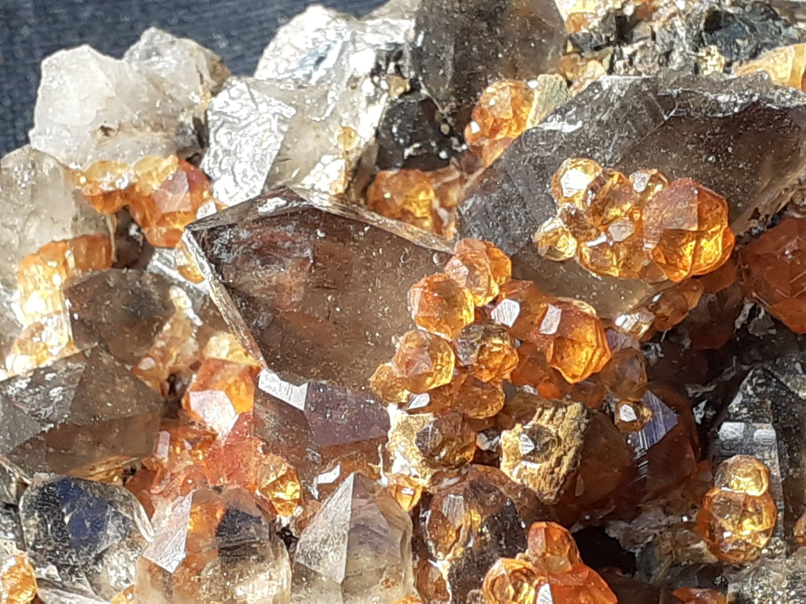 Quartz (variety smoky quartz), Spessartine
6,5 x 4 cm
(Autor: Volkmar Stingl)
