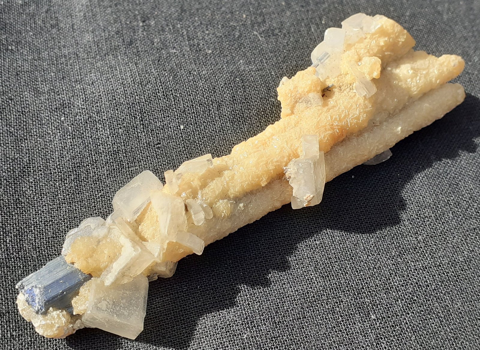 Stibnite, Calcite, Baryte
8 x 2 cm
(Autor: Volkmar Stingl)