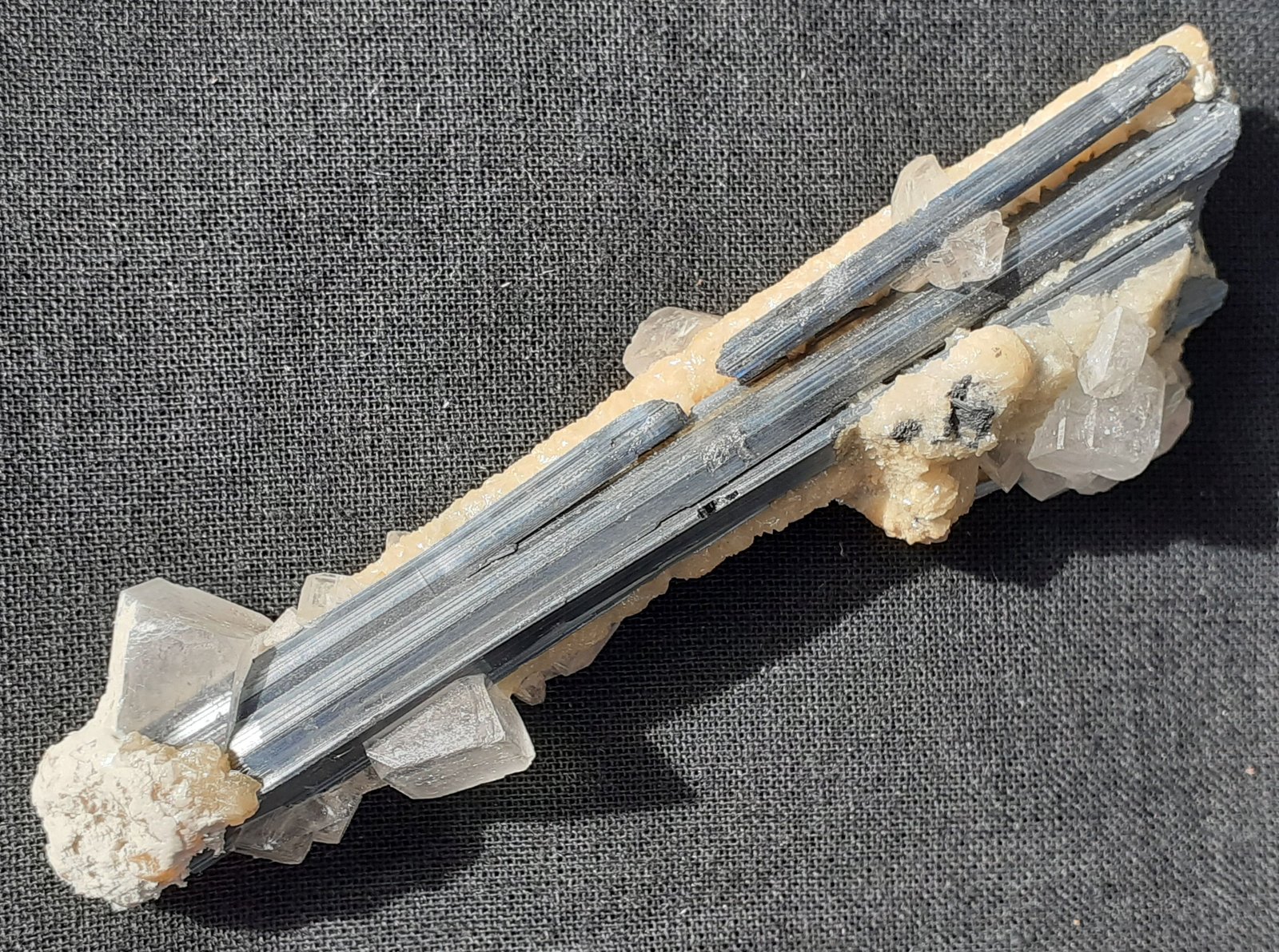 Stibnite, Calcite, Baryte
8 x 2 cm
(Autor: Volkmar Stingl)