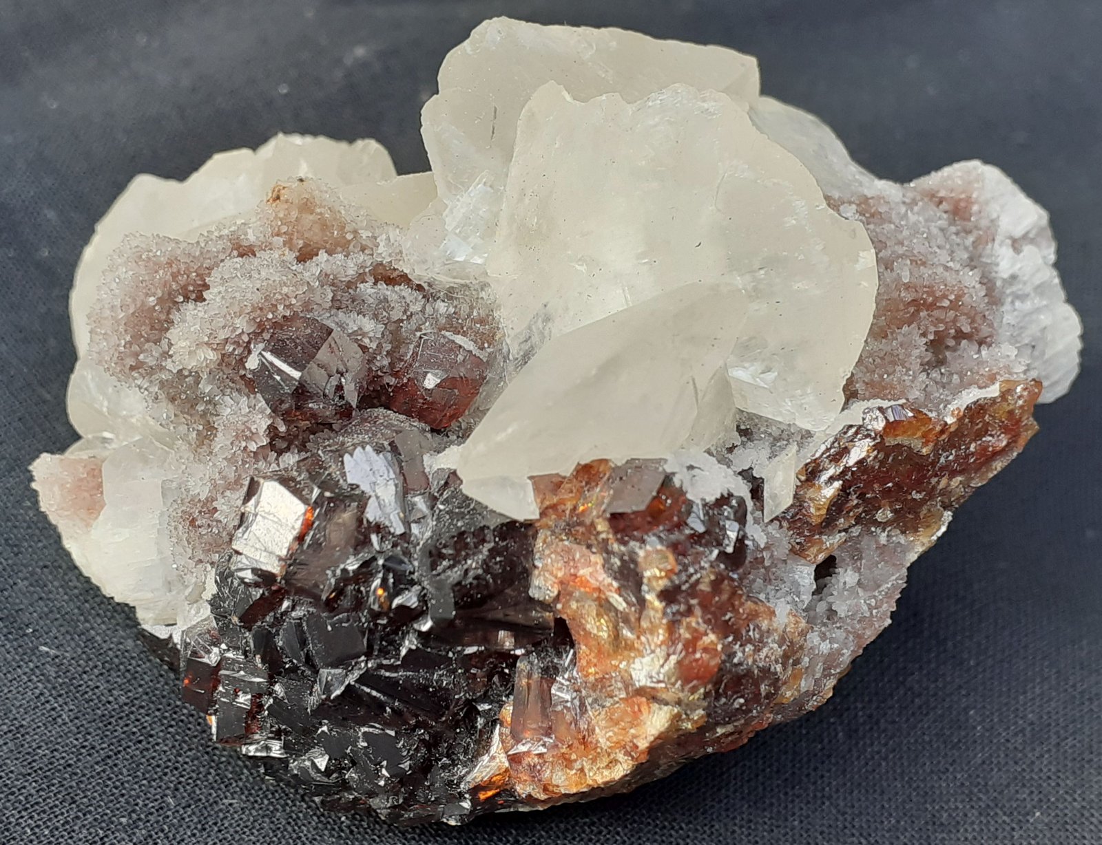 Sphalerite, Calcite, Quartz
6,5 x 5 cm
(Autor: Volkmar Stingl)