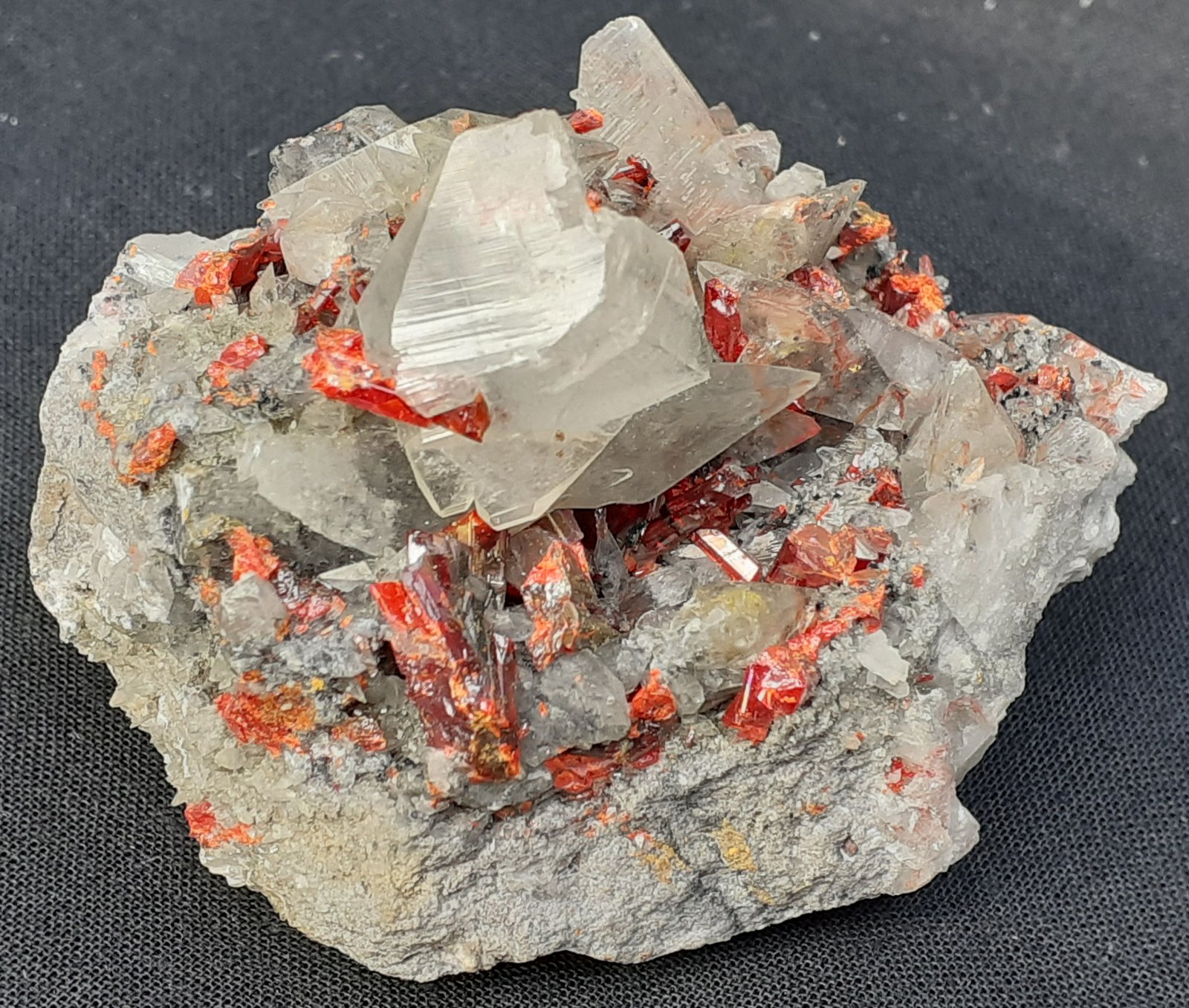 Realgar, Calcite
5,5 x 4 cm
(Autor: Volkmar Stingl)