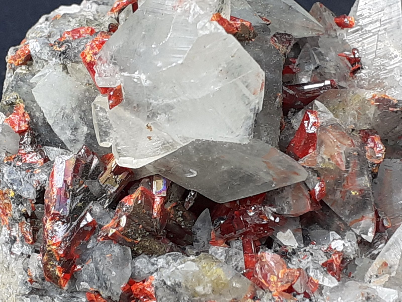 Realgar, Calcite
5,5 x 4 cm
(Autor: Volkmar Stingl)