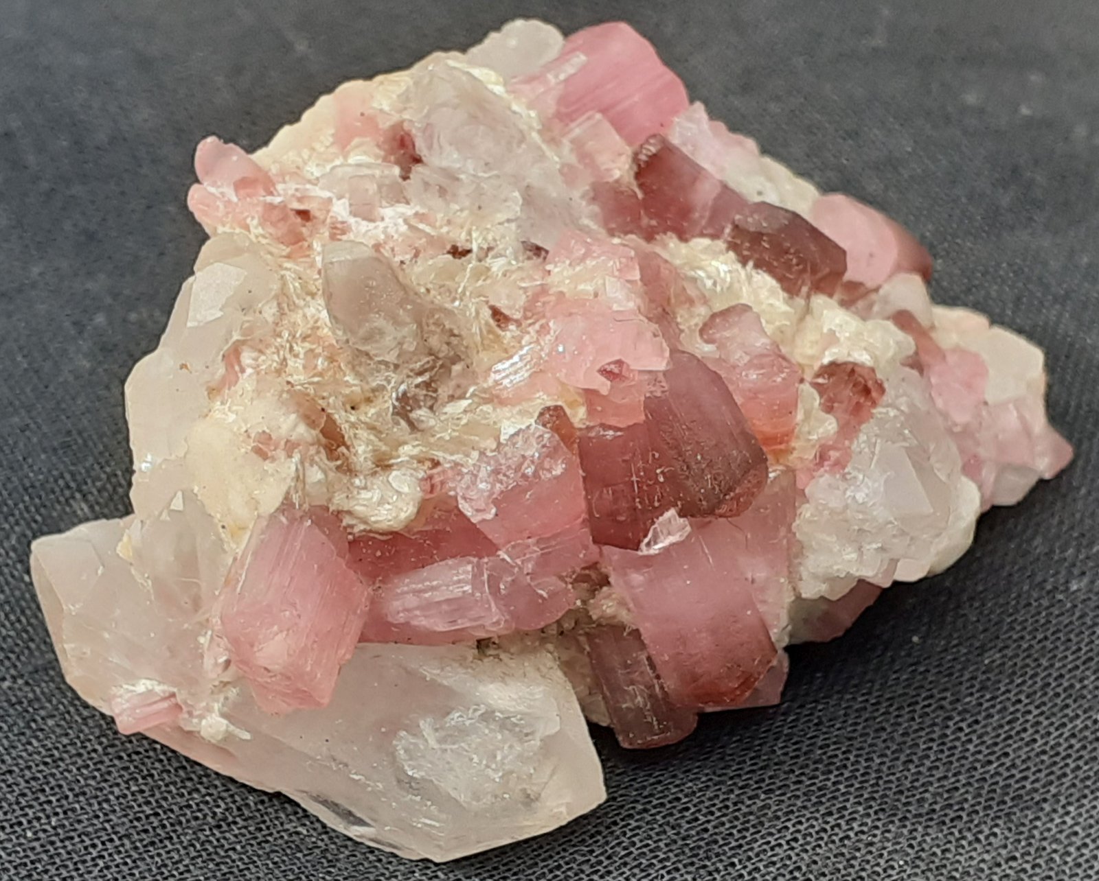 Tourmaline (variety Rubellite), Quartz
4,5 x 3 cm
(Autor: Volkmar Stingl)