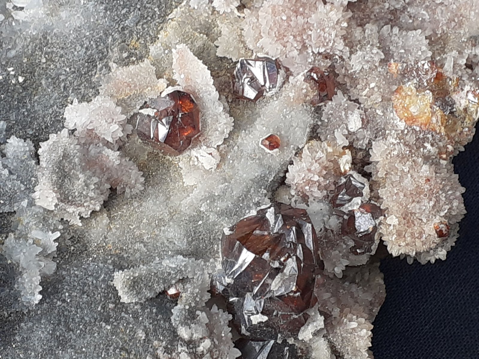 Sphalerite, Quartz
16 x 14 cm
(Autor: Volkmar Stingl)