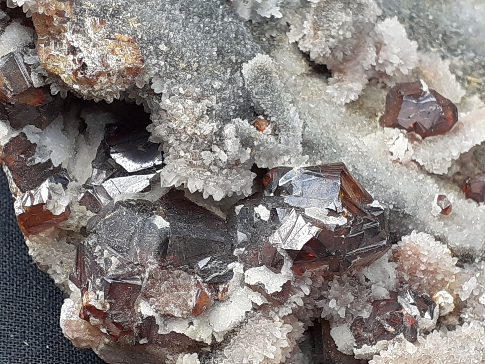 Sphalerite, Quartz
16 x 14 cm
(Autor: Volkmar Stingl)