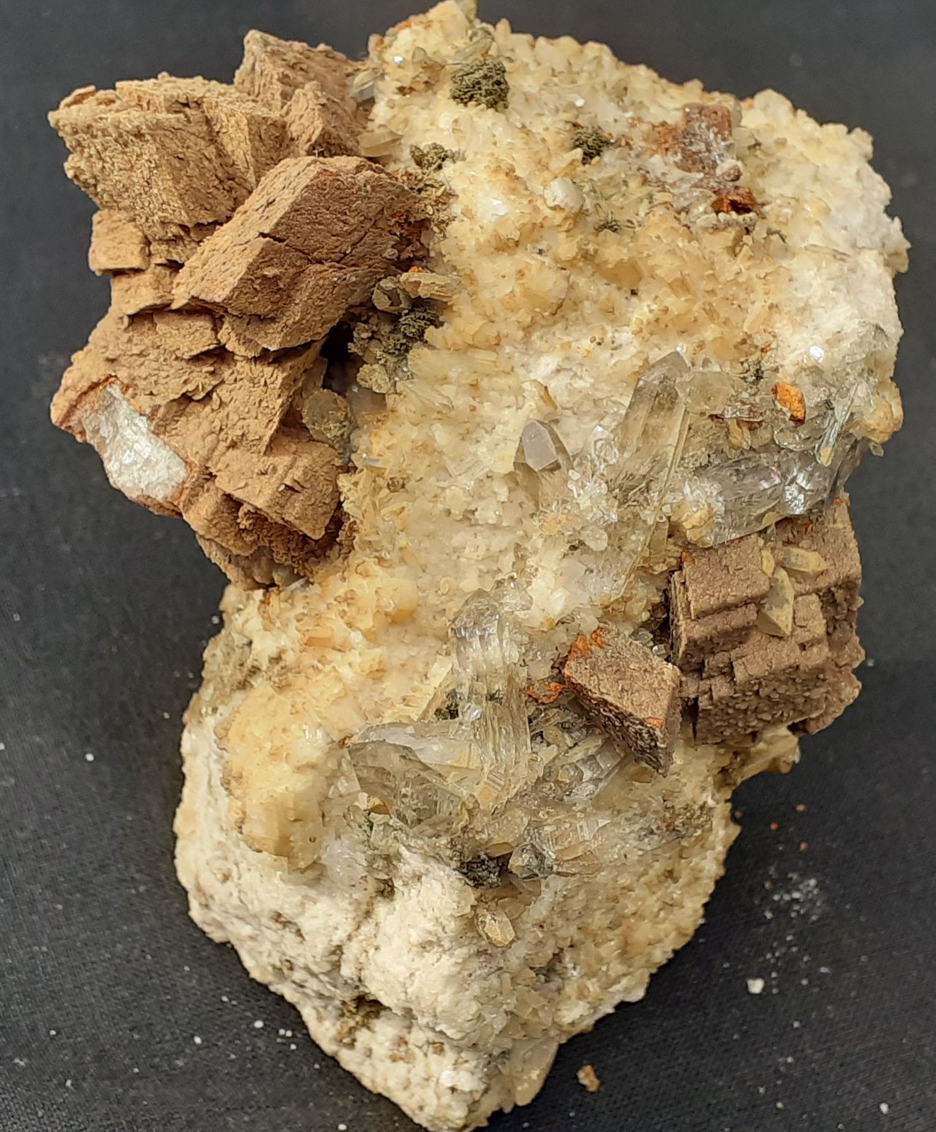Quartz, Siderite, Chlorite (Group)
8 x 7 cm
(Autor: Volkmar Stingl)
