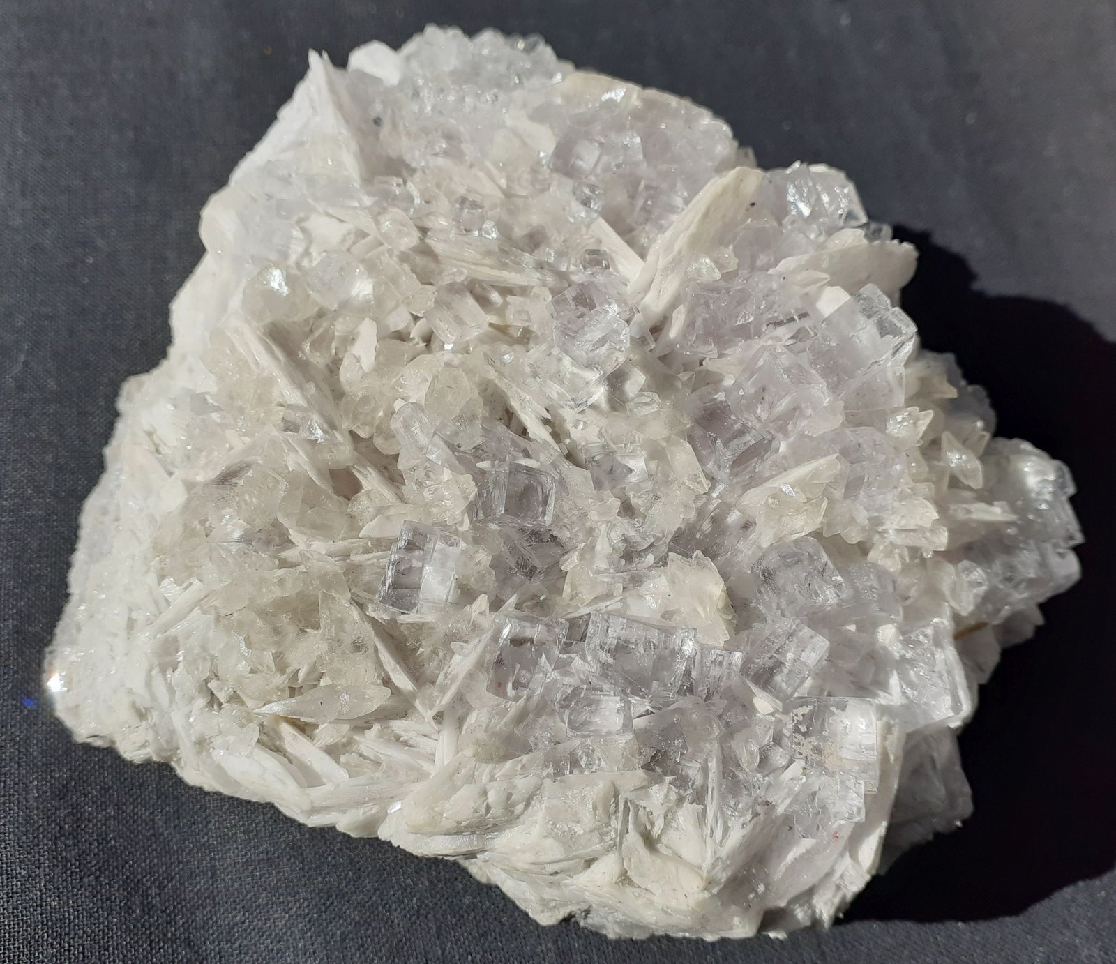 Fluorite, Barite
9 x 9 cm
(Autor: Volkmar Stingl)