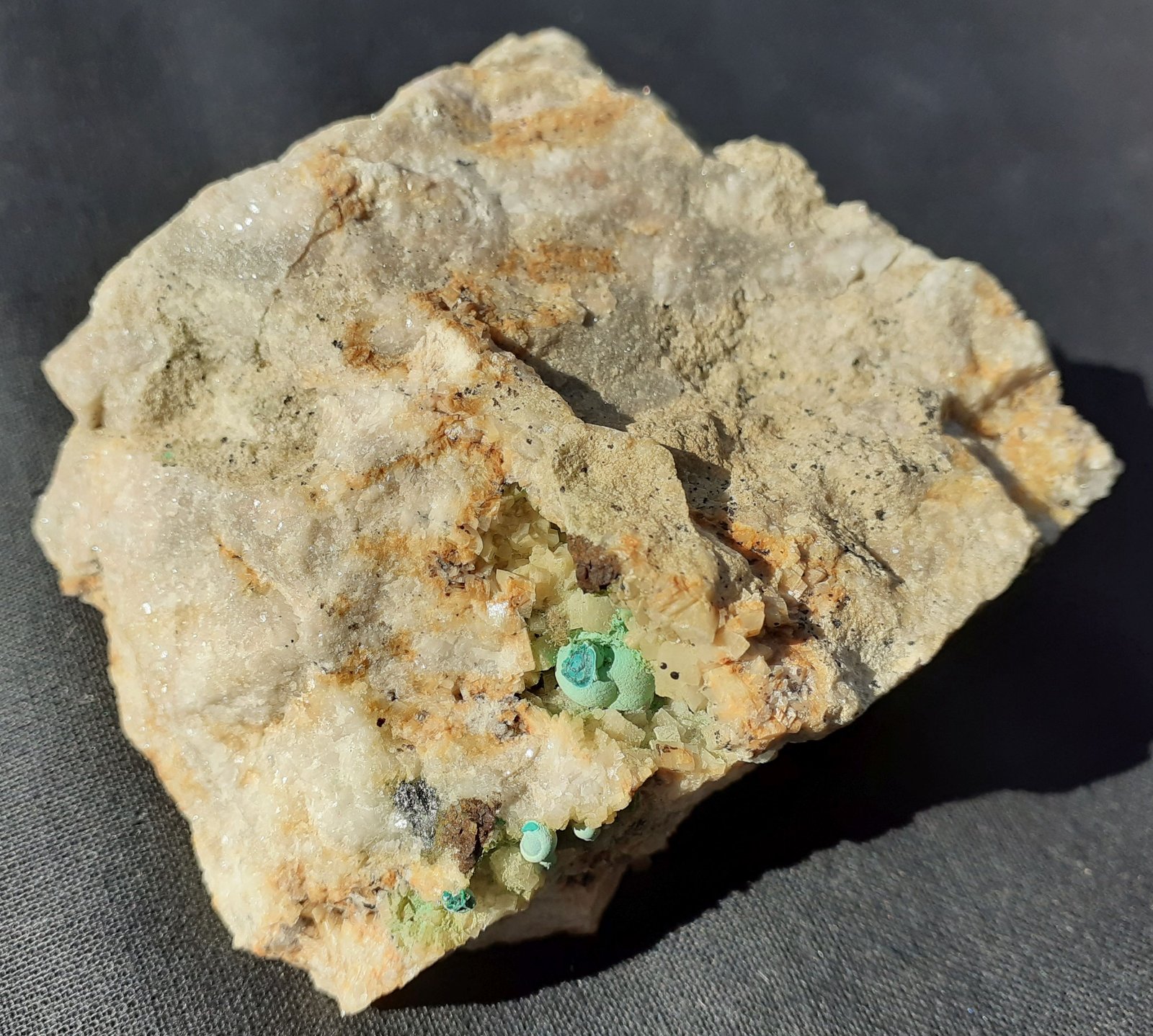 Malachite, Dolomite
6 x 5,5 cm
(Autor: Volkmar Stingl)