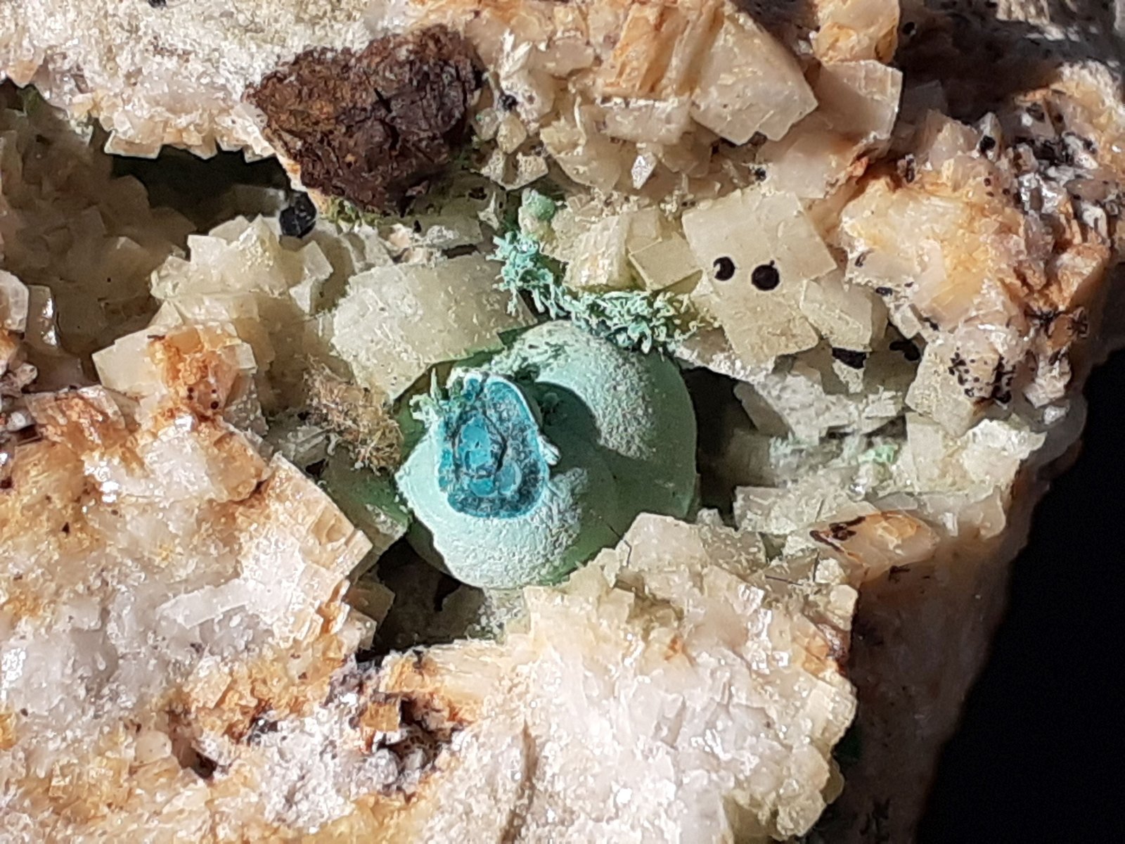 Malachite, Dolomite
6 x 5,5 cm
(Autor: Volkmar Stingl)