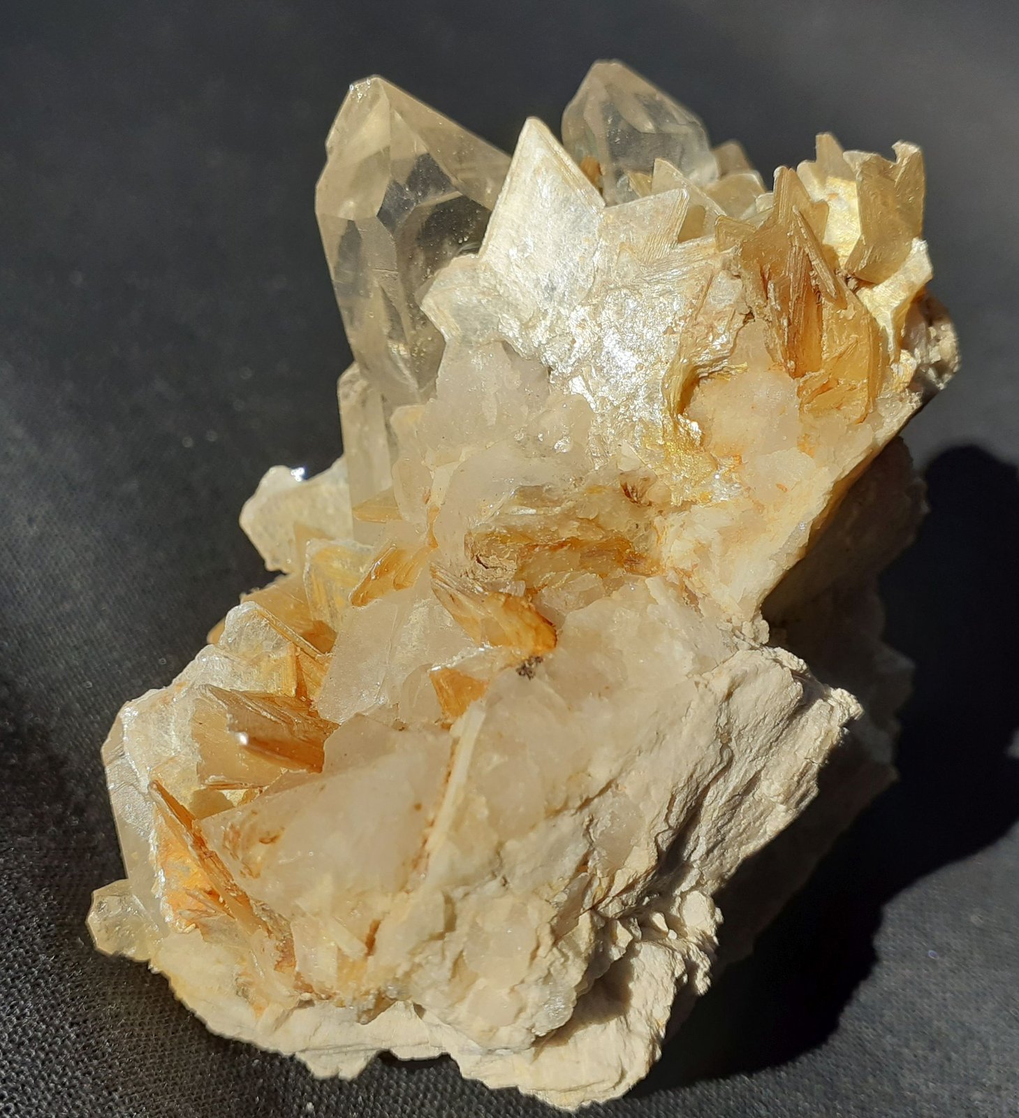 Quartz, Muscovite
6 x 5,5 cm
(Autor: Volkmar Stingl)