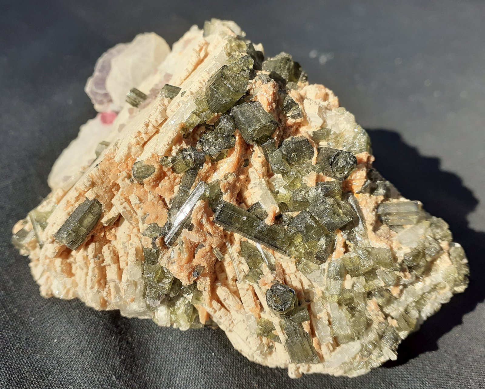 Tourmaline (variety elbaite, variety rubellite), 'lepidolite', Albite
8,5 x 6 cm
(Autor: Volkmar Stingl)
