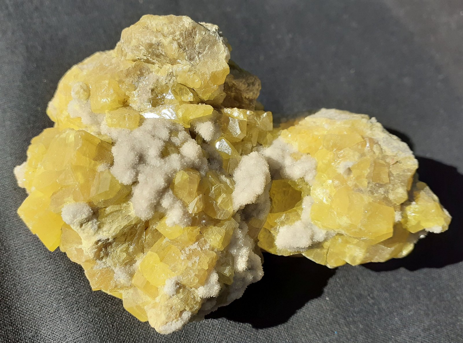 Sulfur, Aragonite
8,5 x 6 cm
(Autor: Volkmar Stingl)