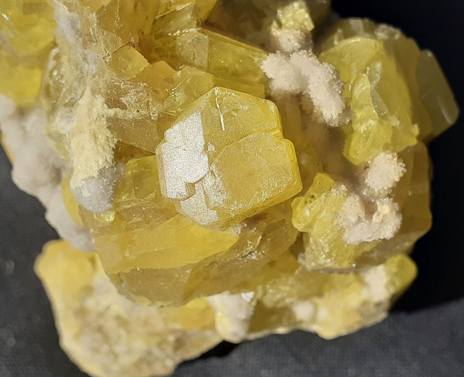 Sulfur, Aragonite
8,5 x 6 cm
(Autor: Volkmar Stingl)