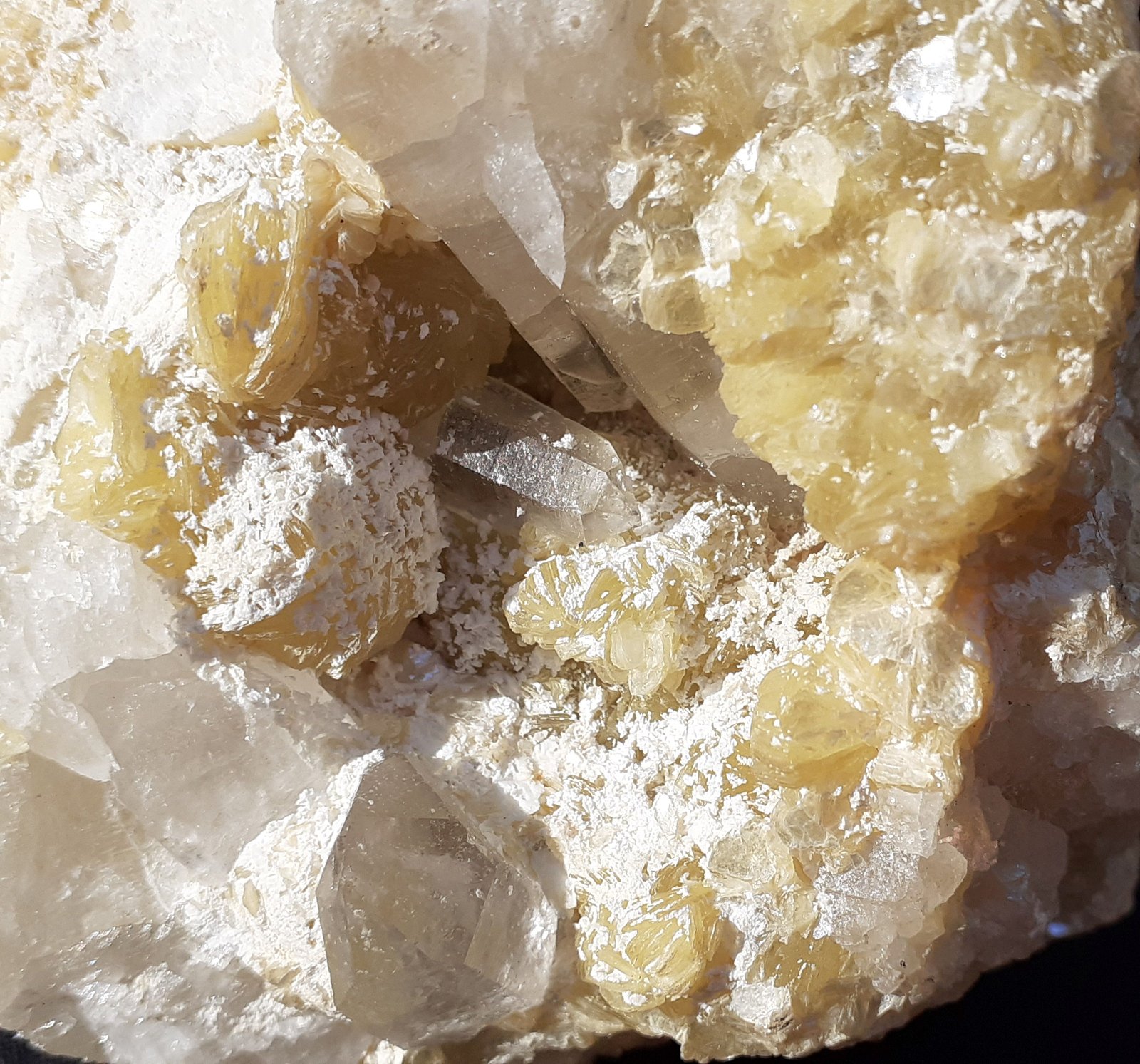 'lepidolite'
8 x 7 cm
(Autor: Volkmar Stingl)