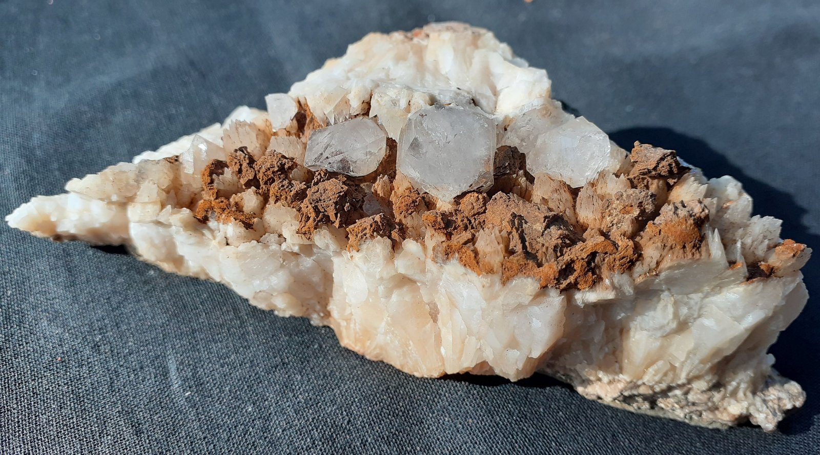 Quartz, Calcite, Limonite after Siderite
10 x 4,5 cm
(Autor: Volkmar Stingl)