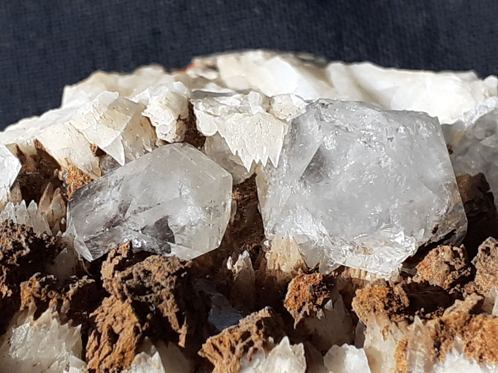Quartz, Calcite, Limonite after Siderite
10 x 4,5 cm
(Autor: Volkmar Stingl)