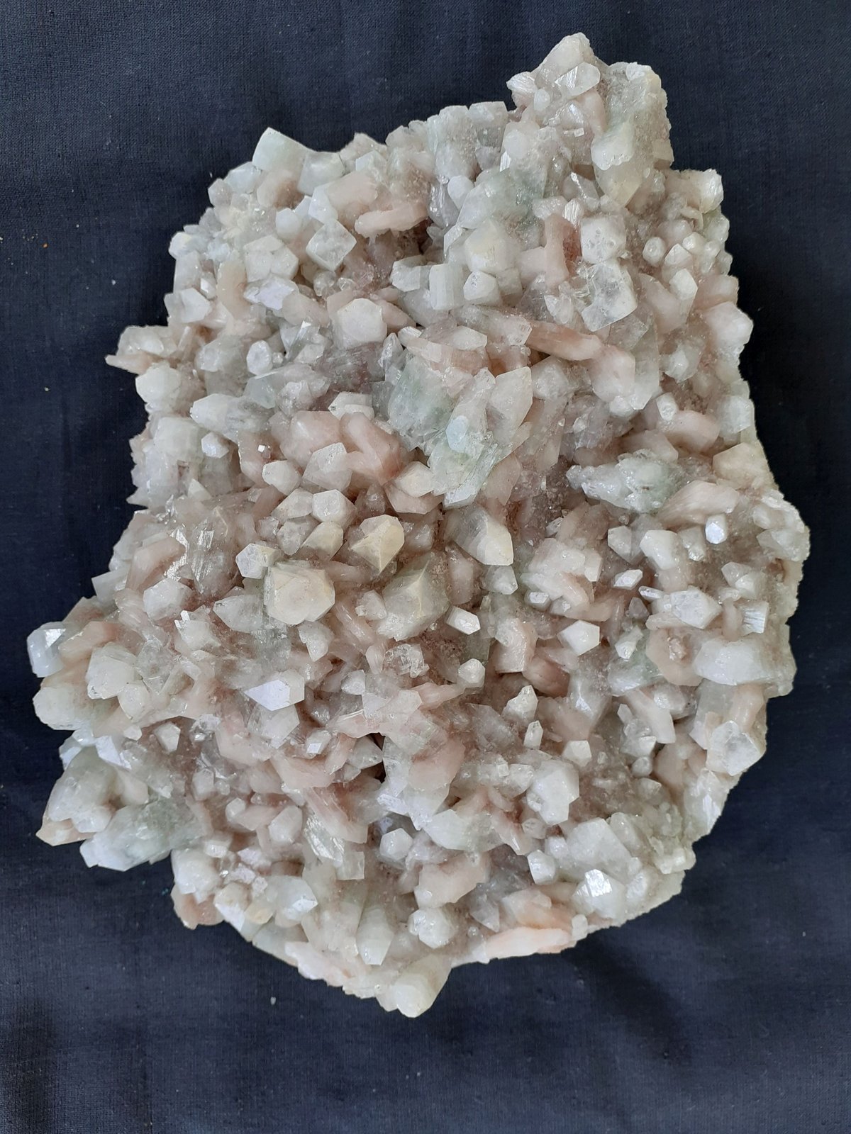 Fluorapophyllite-(K), Stilbite-Ca
18 x 14 cm
(Autor: Volkmar Stingl)