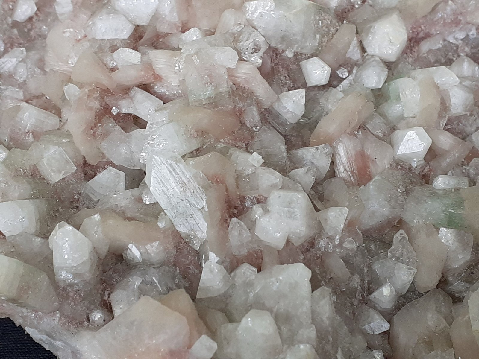 Fluorapophyllite-(K), Stilbite-Ca
18 x 14 cm
(Autor: Volkmar Stingl)