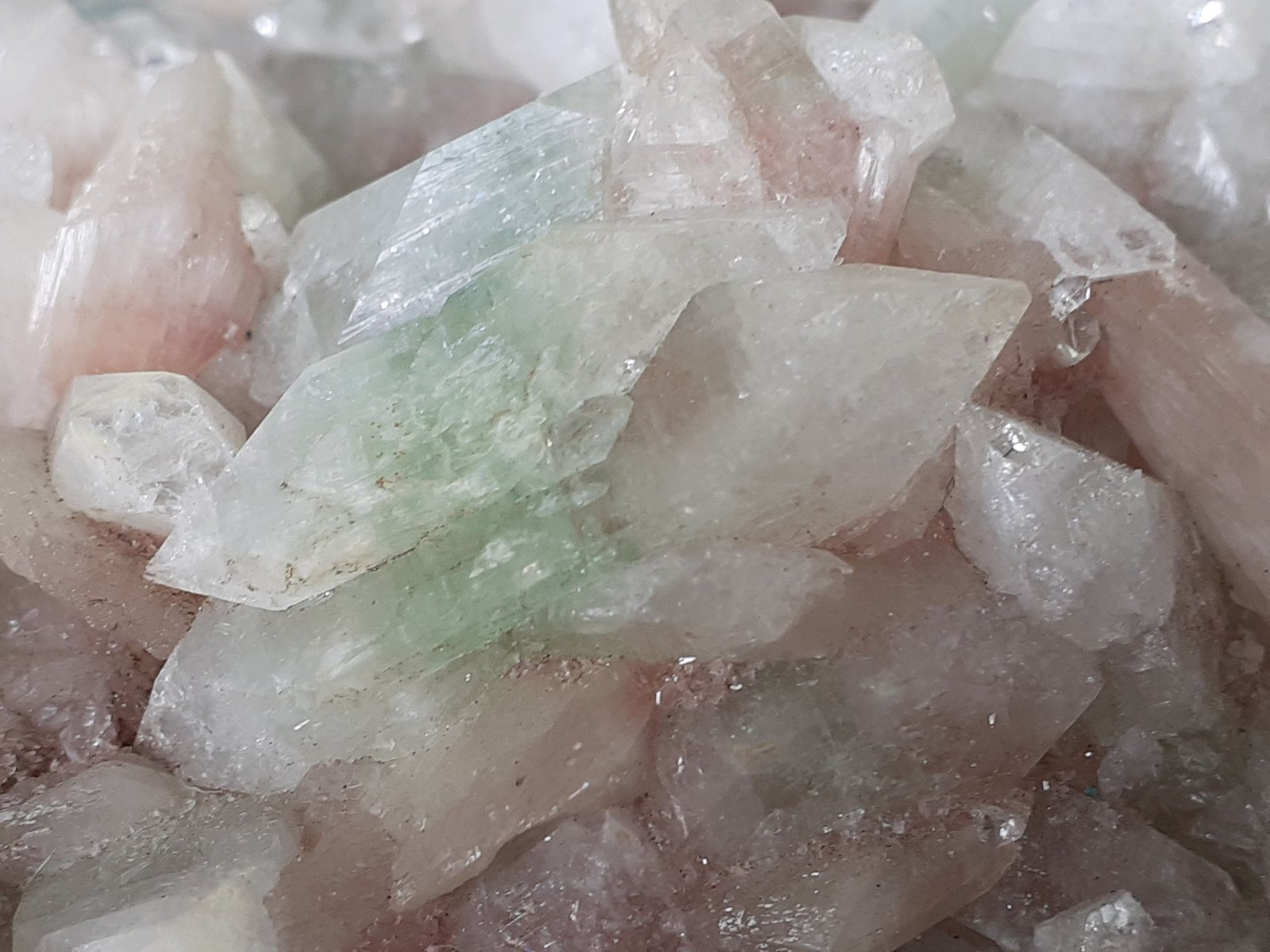 Fluorapophyllite-(K), Stilbite-Ca
18 x 14 cm
(Autor: Volkmar Stingl)