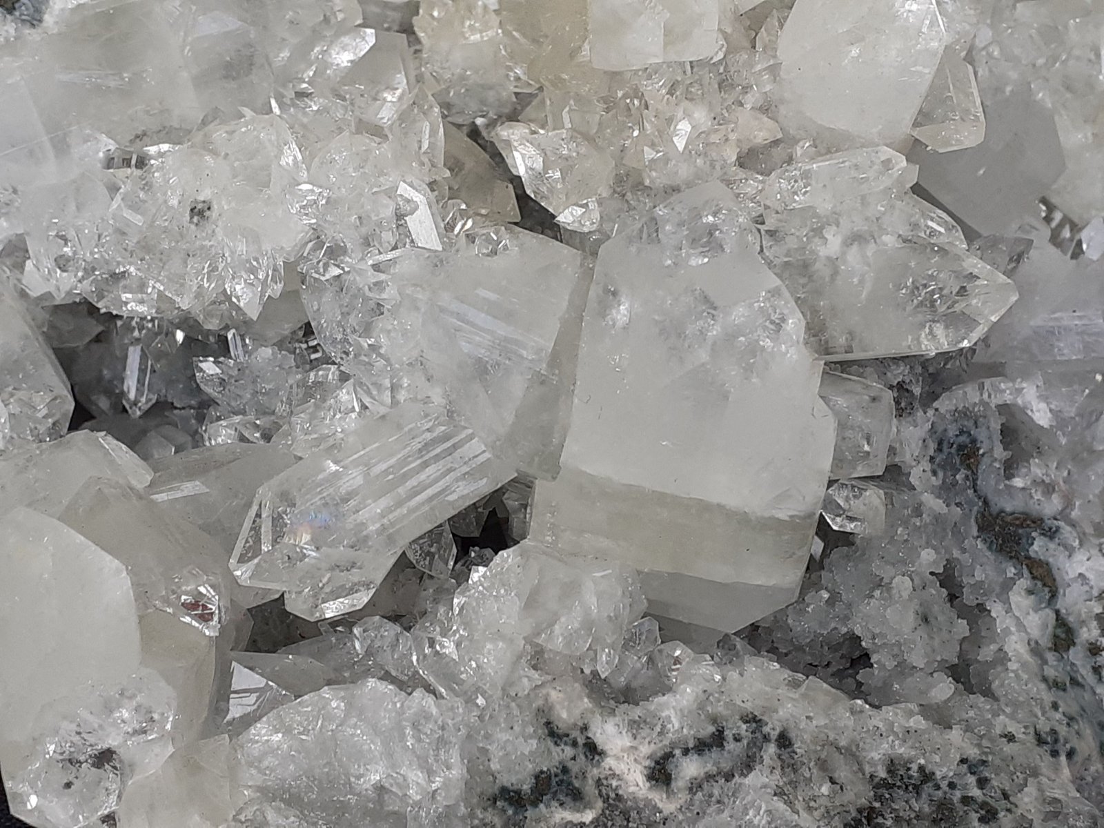 Fluorapophyllite-(K), Stilbite-Ca
18 x 15 cm
(Autor: Volkmar Stingl)