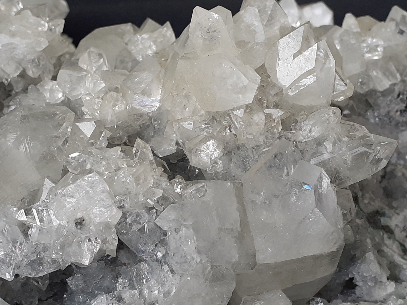 Fluorapophyllite-(K), Stilbite-Ca
18 x 15 cm
(Autor: Volkmar Stingl)