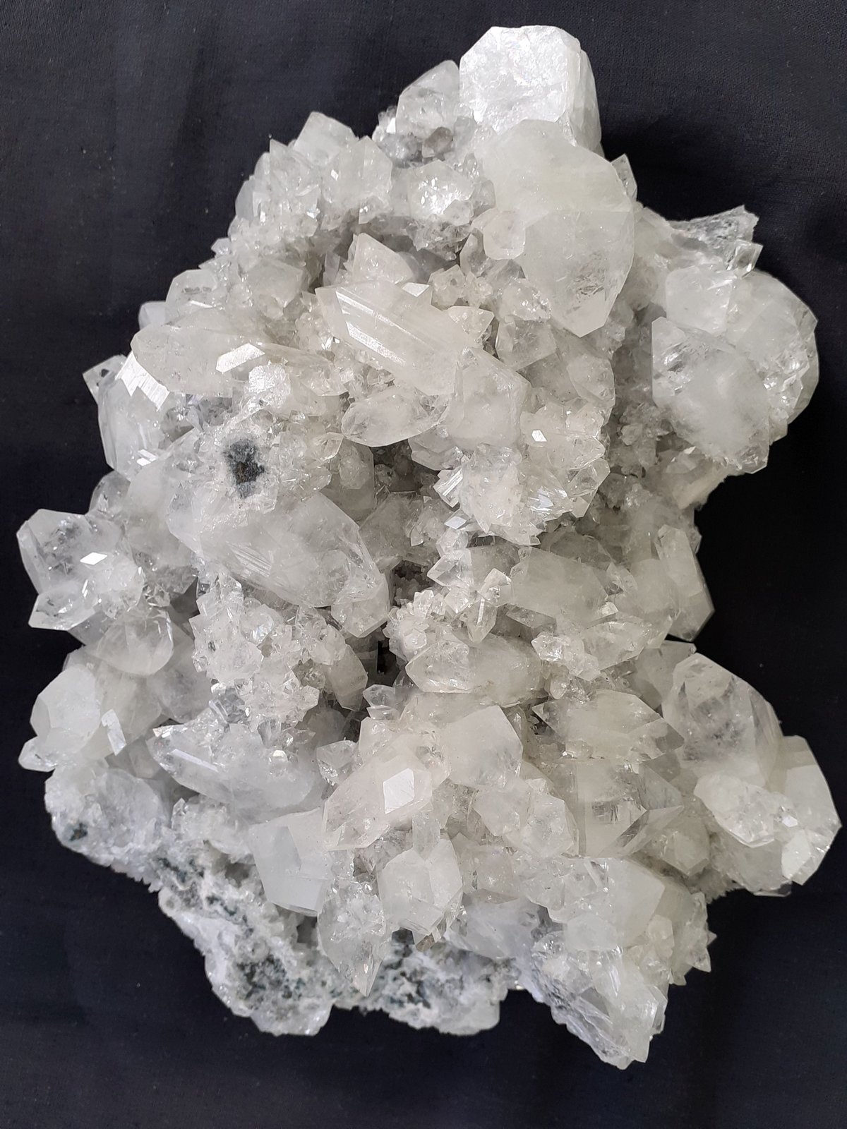 Fluorapophyllite-(K), Stilbite-Ca
18 x 15 cm
(Autor: Volkmar Stingl)