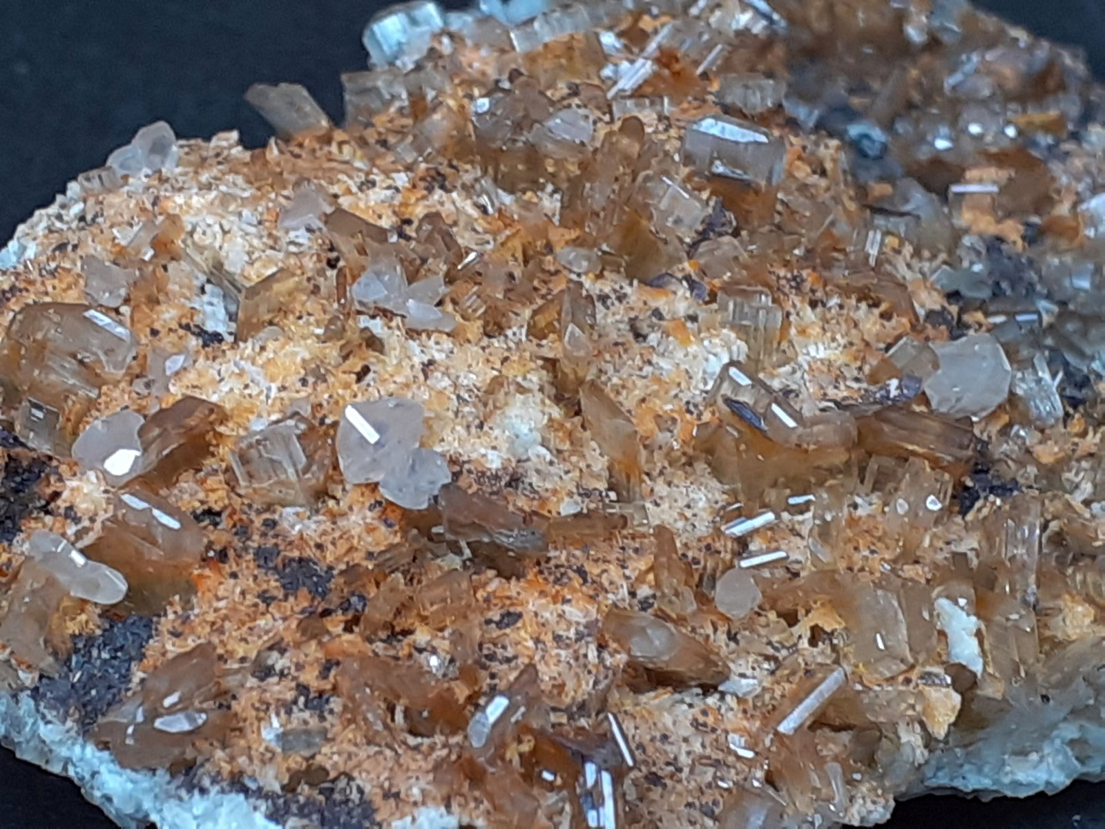 Hemimorphite, Cerussite
6,5 x 4,5 cm
(Autor: Volkmar Stingl)