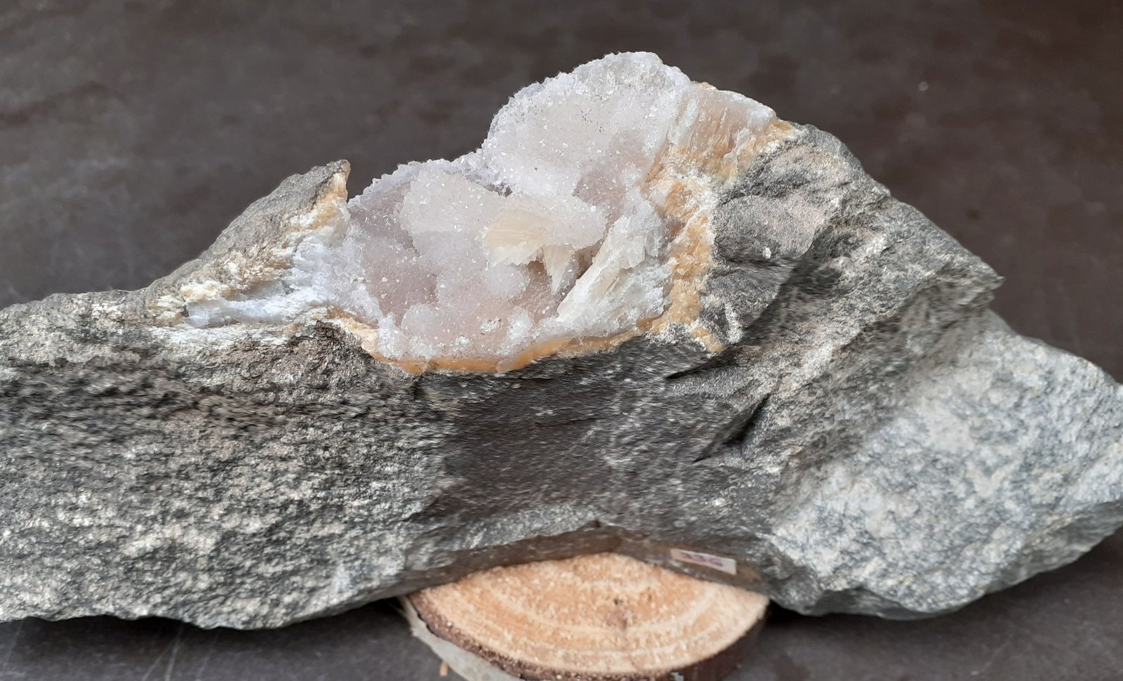 Heulandite, Quartz
19 x 8 cm
(Autor: Volkmar Stingl)