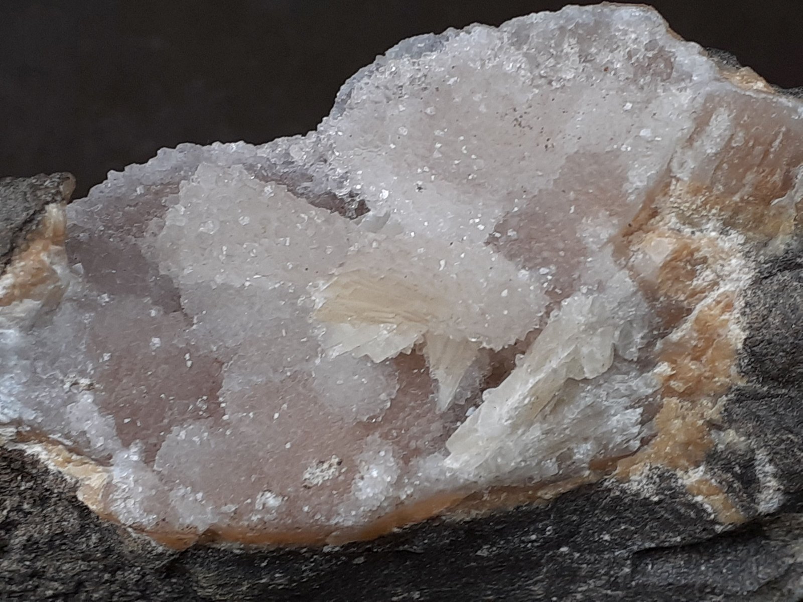 Heulandite, Quartz
19 x 8 cm
(Autor: Volkmar Stingl)