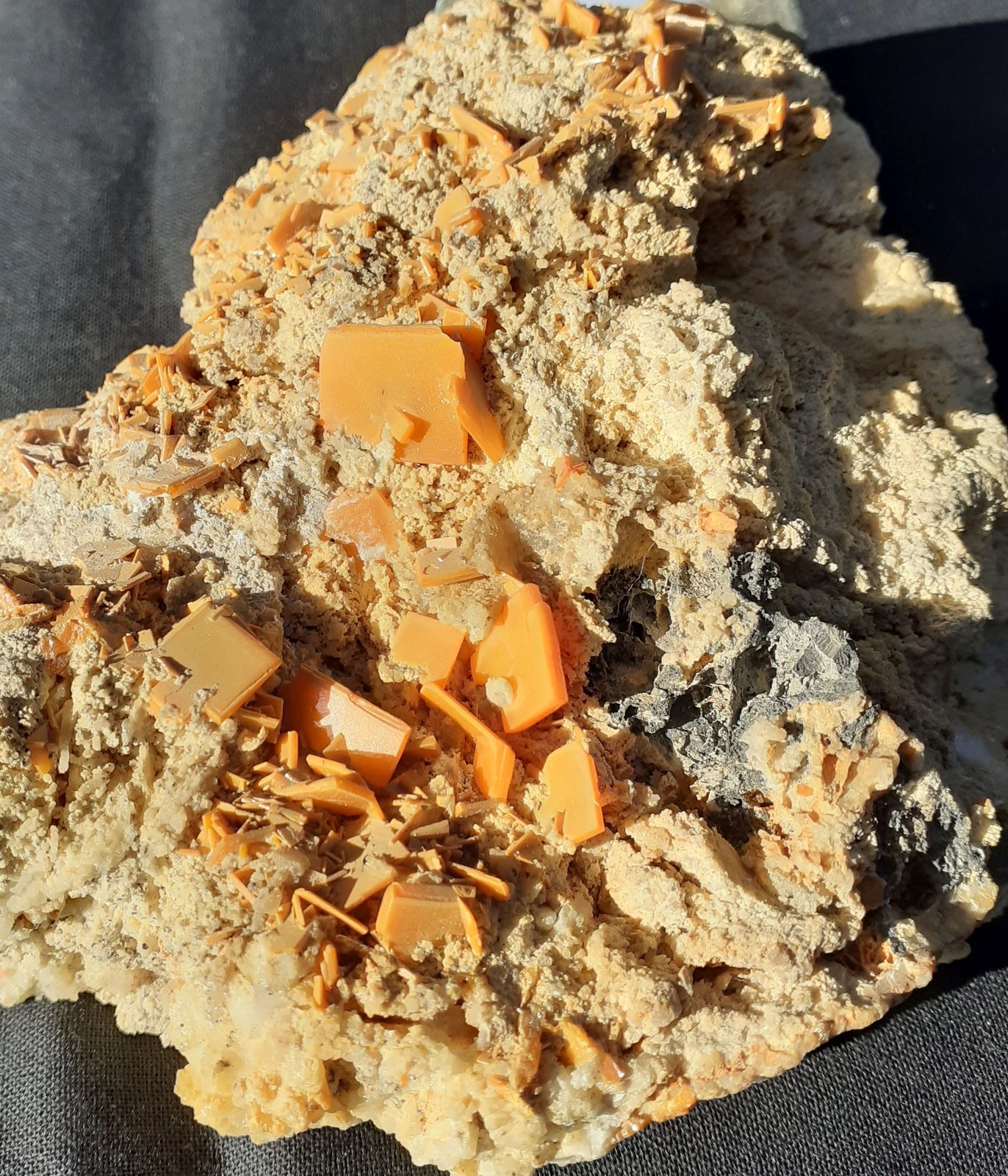 Wulfenite, Galena
11 x 10 cm
(Autor: Volkmar Stingl)