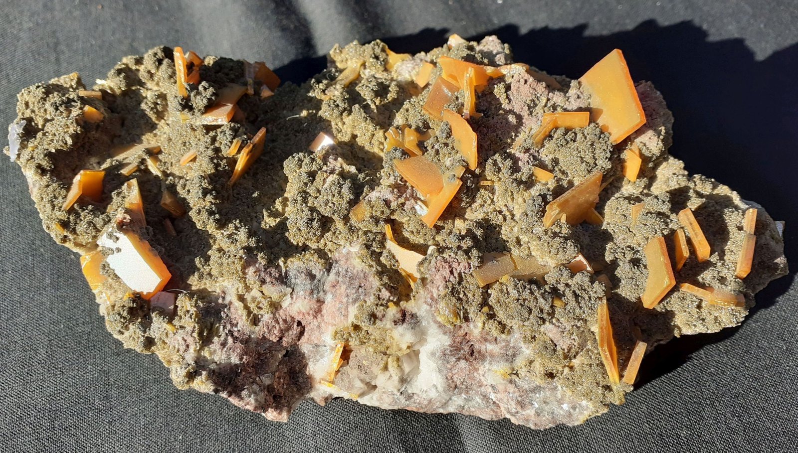 Wulfenite, Vanadinite (variety Endlichite)
15 x 7 cm
(Autor: Volkmar Stingl)