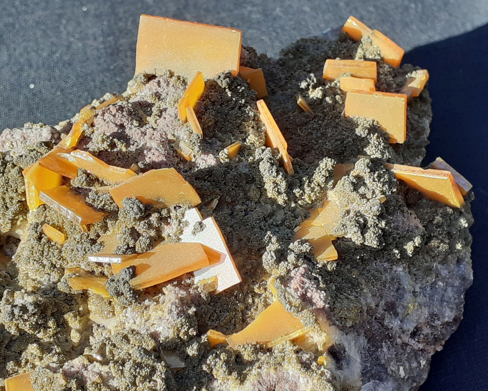 Wulfenite, Vanadinite (variety Endlichite)
15 x 7 cm
(Autor: Volkmar Stingl)