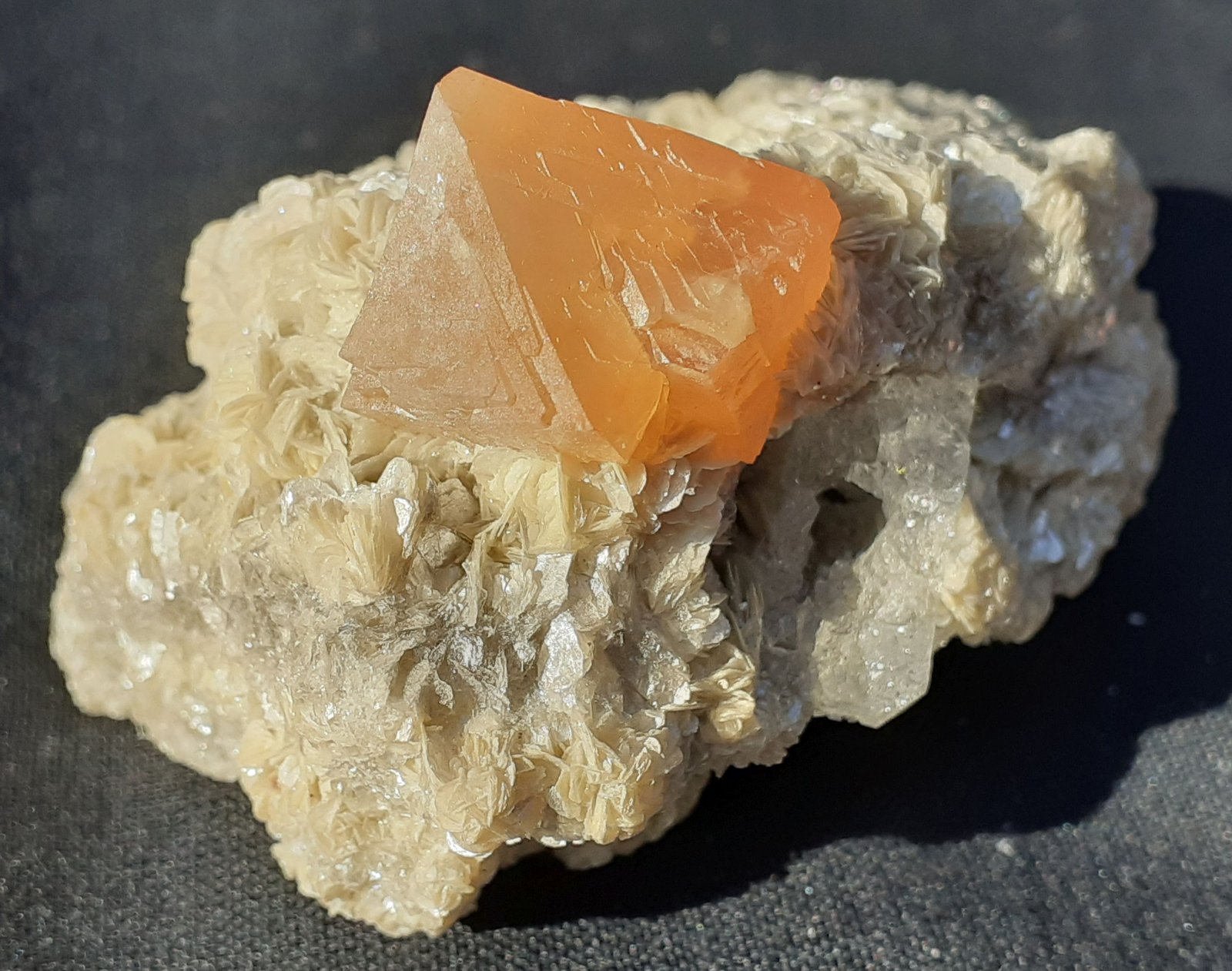 Scheelite, Muscovite
5 x 3,5 cm
(Autor: Volkmar Stingl)