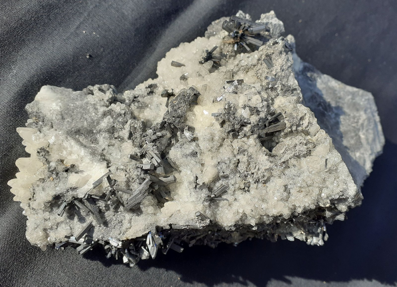 Stibnite, Calcite
16 x 10 cm
(Autor: Volkmar Stingl)