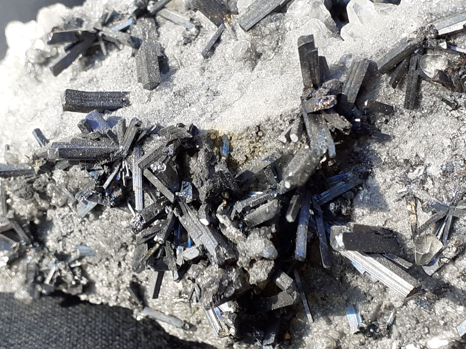 Stibnite, Calcite
16 x 10 cm
(Autor: Volkmar Stingl)