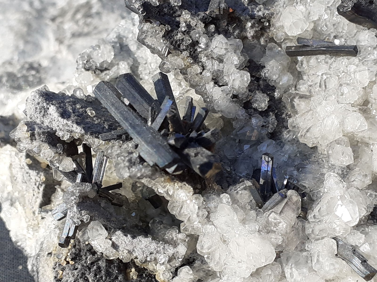 Stibnite, Calcite
16 x 10 cm
(Autor: Volkmar Stingl)