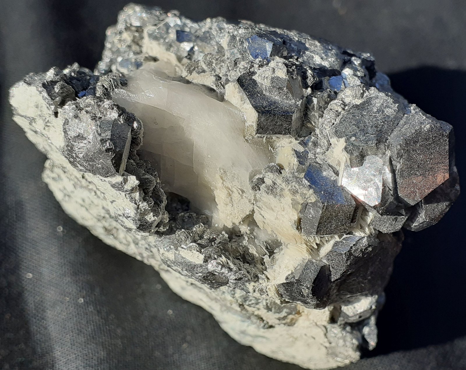 Skutterudite
5 x 5 cm
(Autor: Volkmar Stingl)