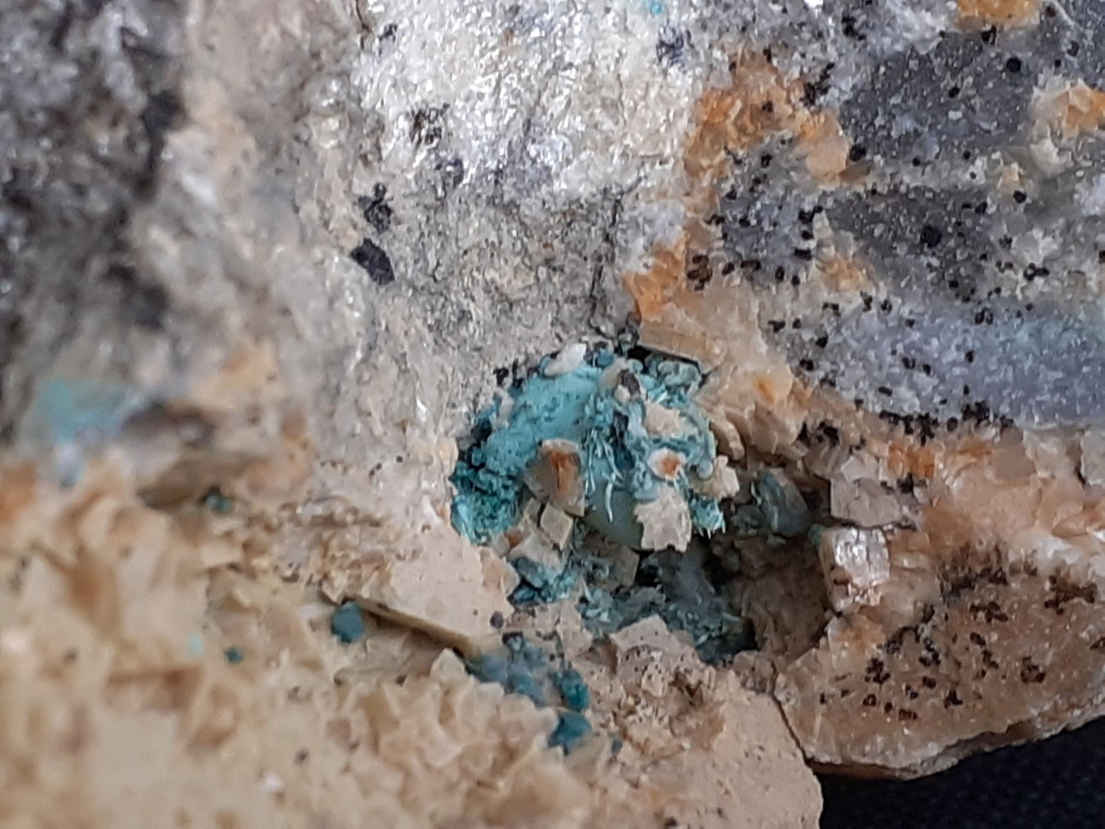 Malachite, Dolomite
FoV ca. 1 x 1,5 cm
(Autor: Volkmar Stingl)