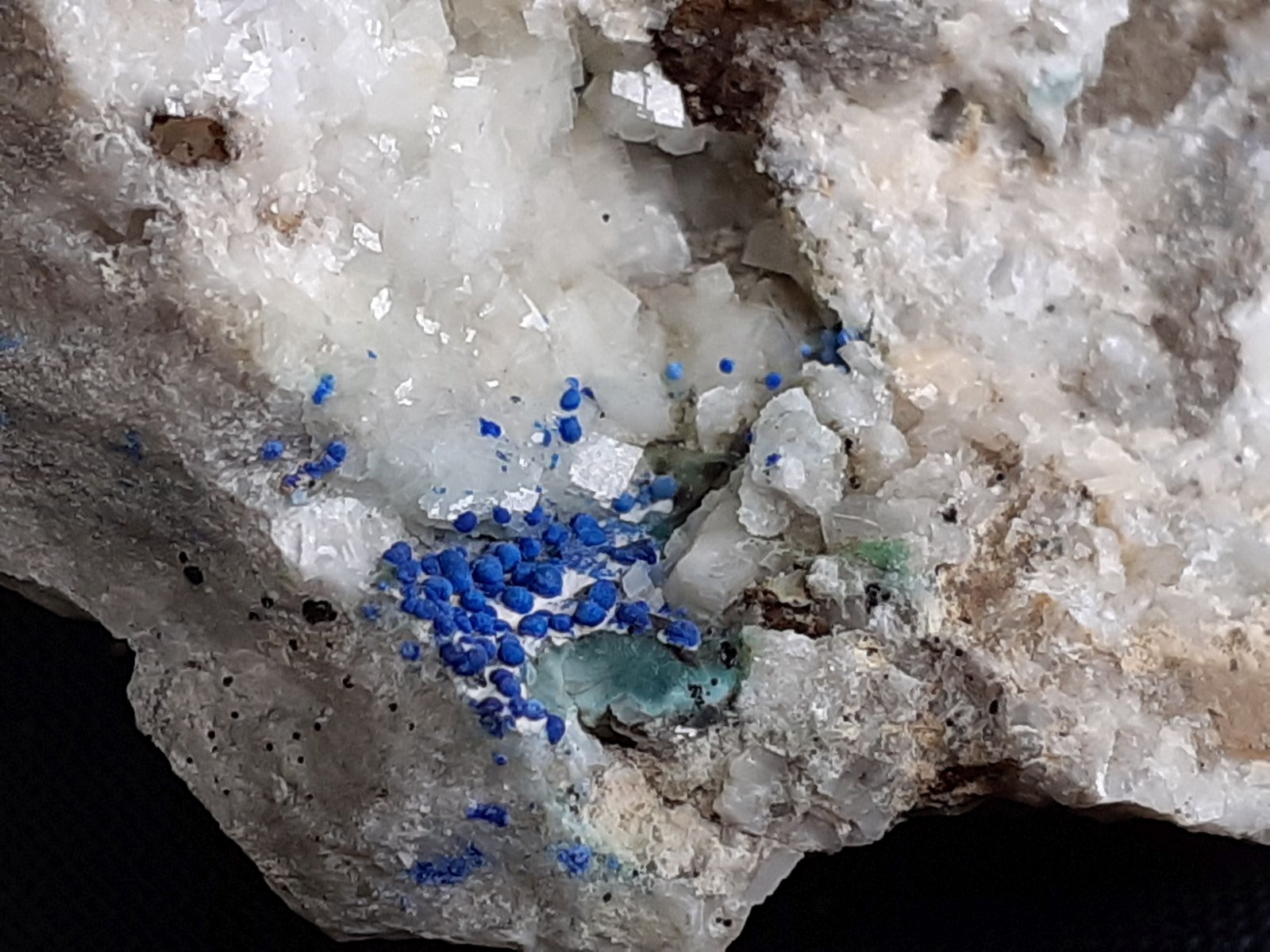 Azurite, Dolomite
FoV ca. 1 x 1,5 cm
(Autor: Volkmar Stingl)