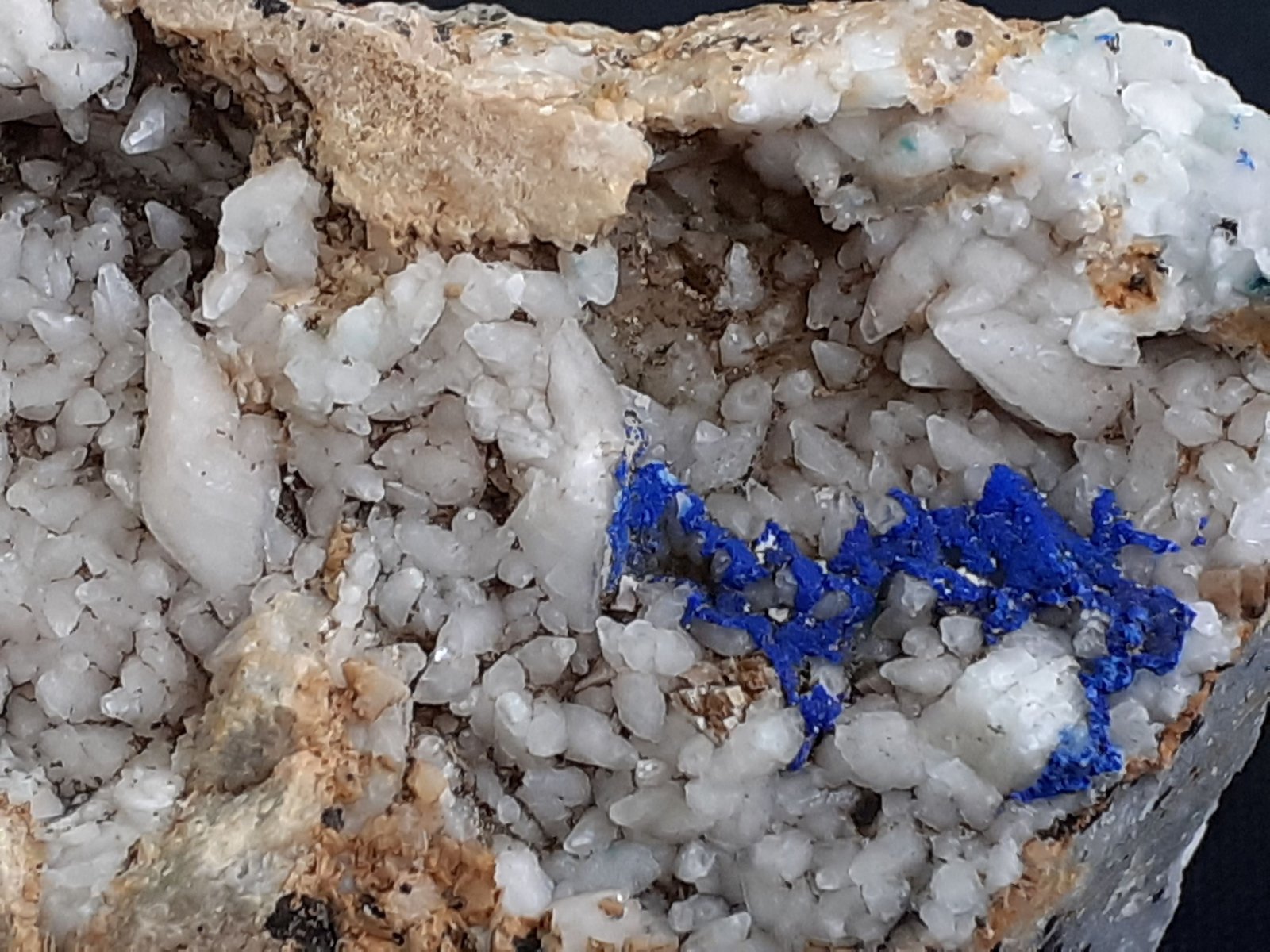 Calcite, Azurite
FoV ca. 3,5 x 3 cm
(Autor: Volkmar Stingl)