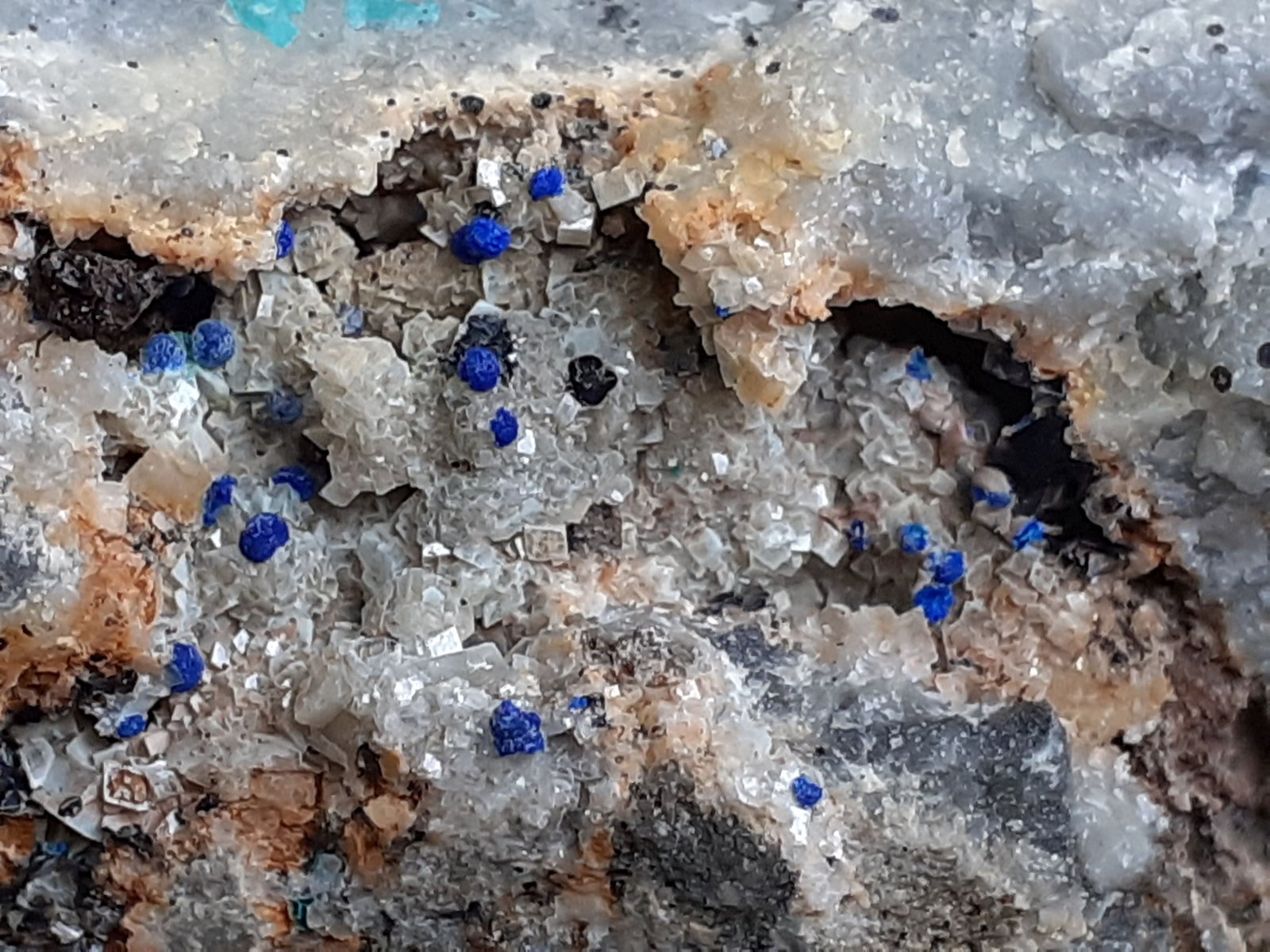 Azurite, Dolomite, Tetrahedrite
FoV ca. 3 x 2 cm
(Autor: Volkmar Stingl)