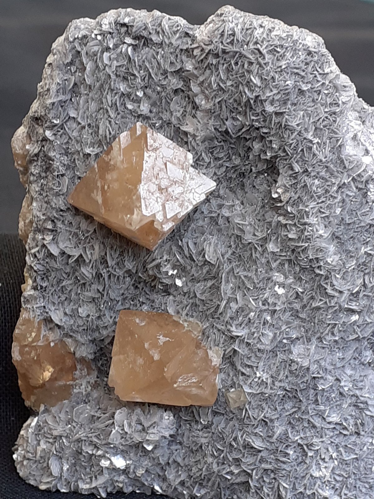 Scheelite, Muscovite
5 x 4 cm
(Autor: Volkmar Stingl)