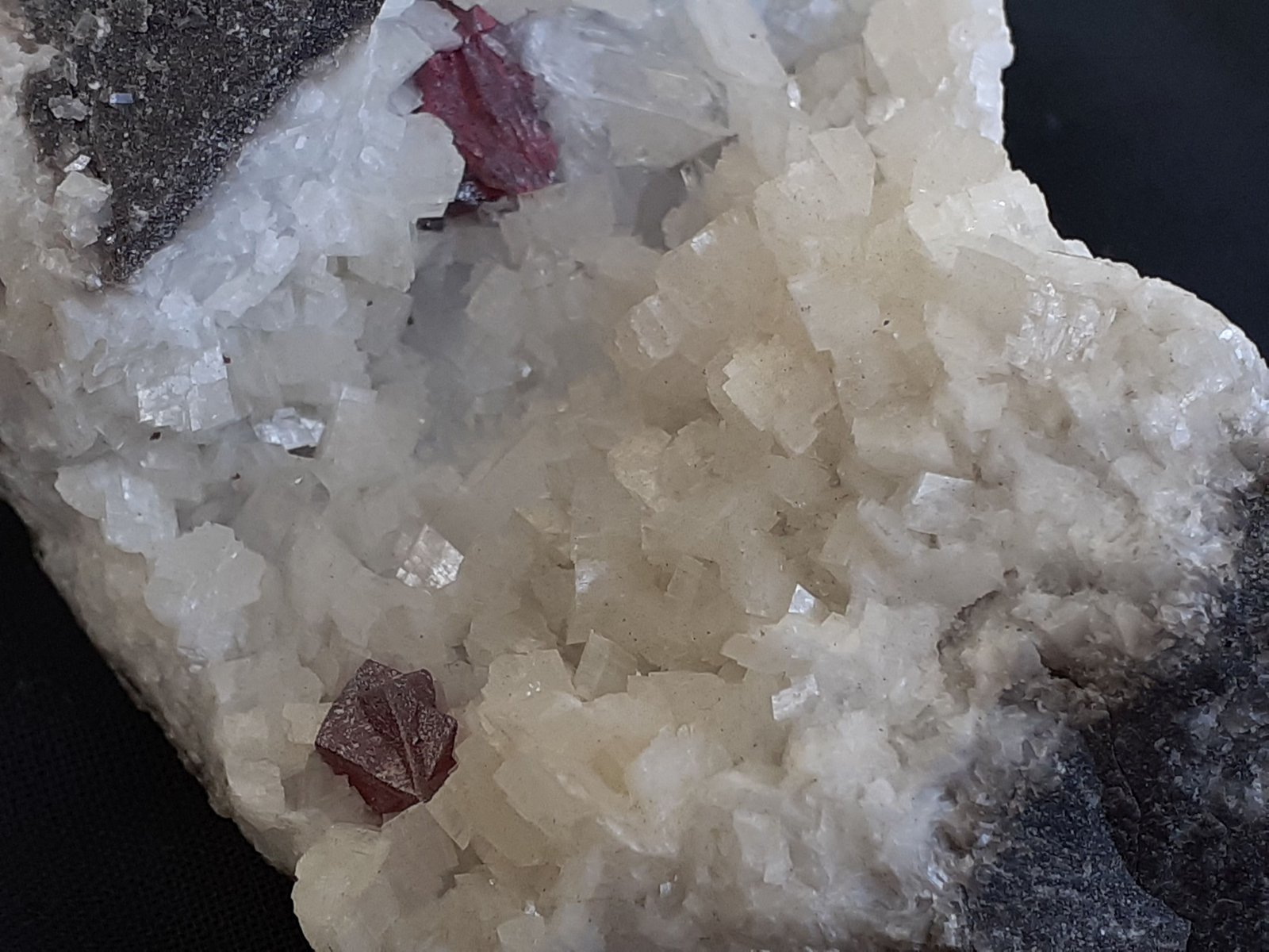 Cinnabar on Dolomite
FoV 6 x 5 cm
(Autor: Volkmar Stingl)