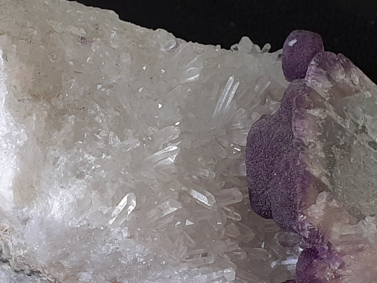 Fluorite, Quartz
6 x 5,5 cm
(Autor: Volkmar Stingl)