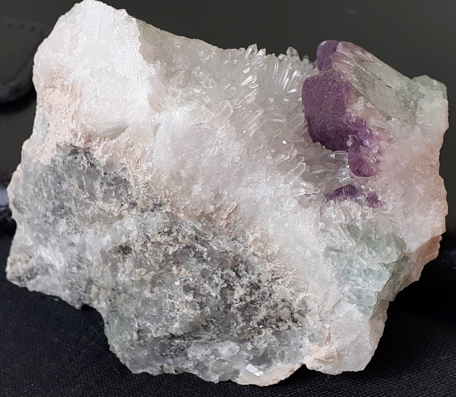 Fluorite, Quartz
6 x 5,5 cm
(Autor: Volkmar Stingl)