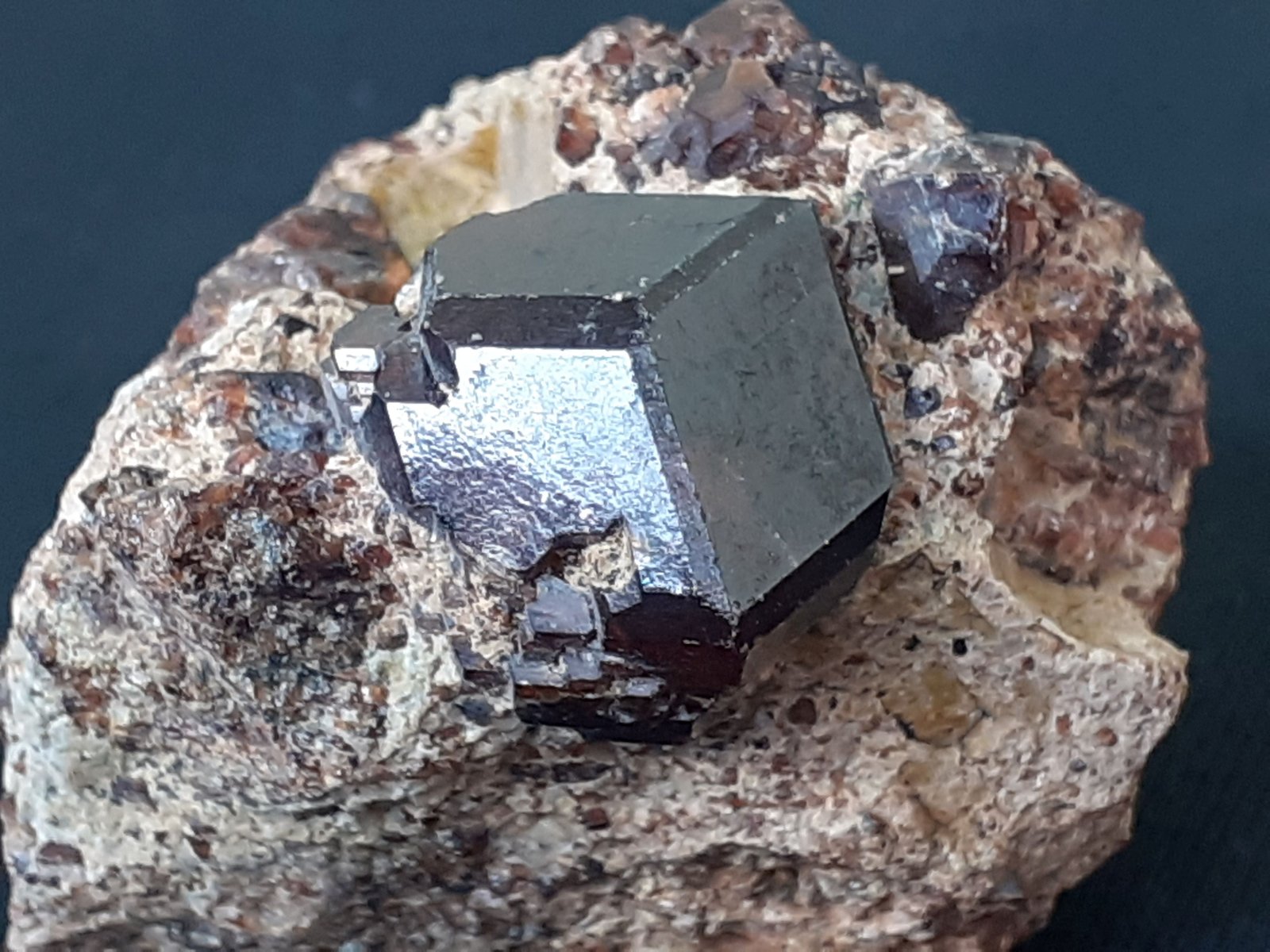 Garnet (variety Grossular)
4 x 4 cm
(Autor: Volkmar Stingl)