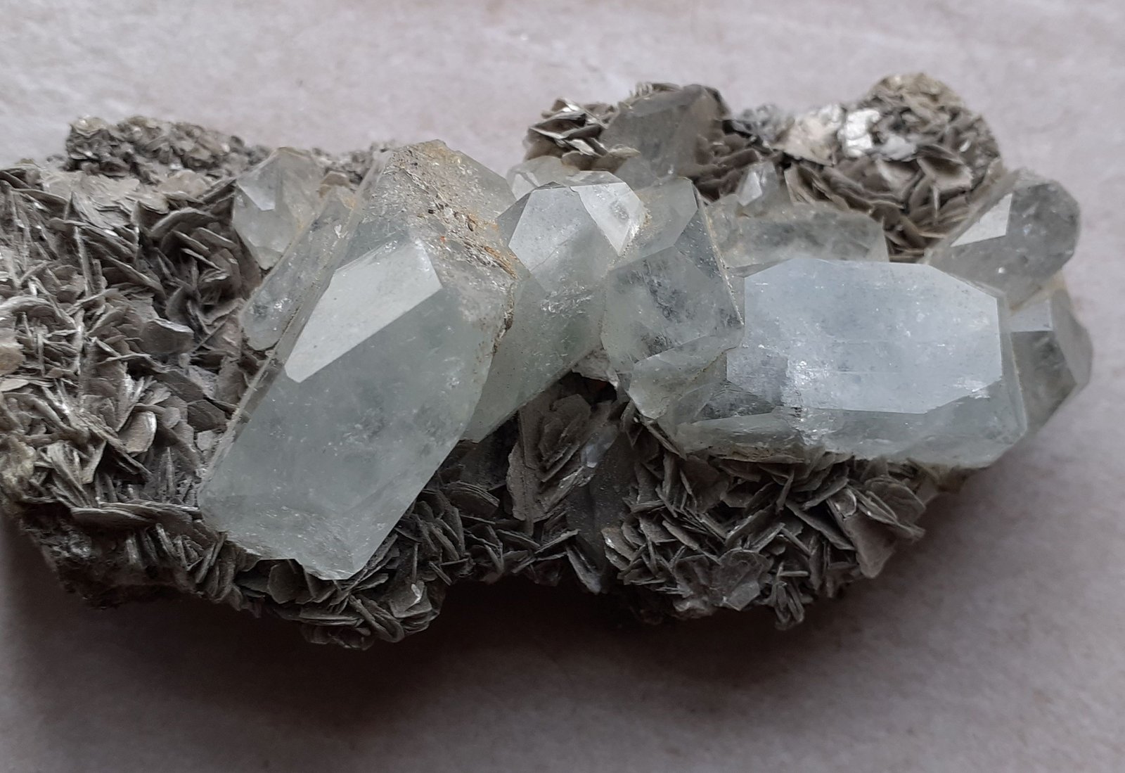 Beryl (variety Aquamarine), Muscovite
9,5 x 4,5 cm
(Autor: Volkmar Stingl)