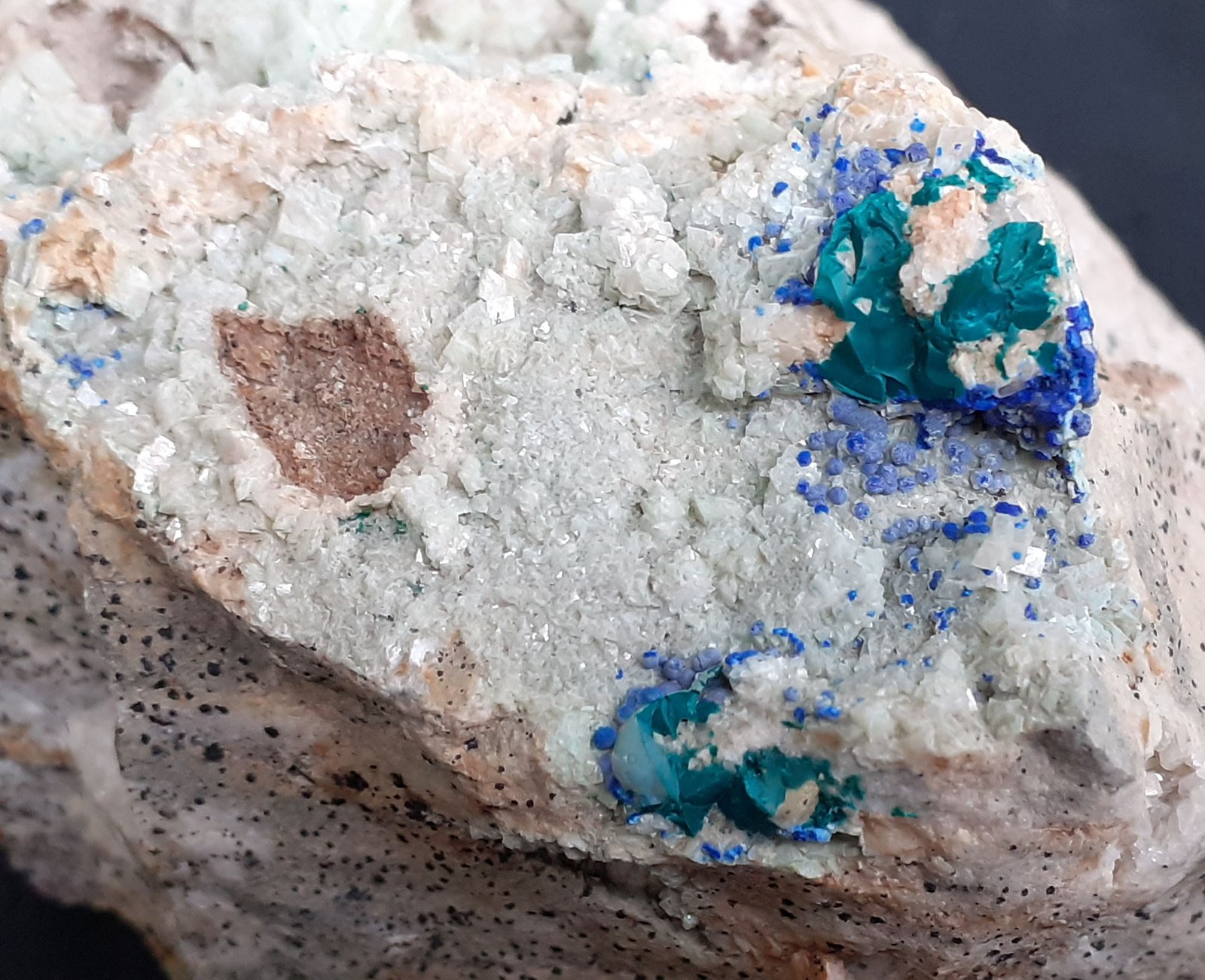 Azurite, Malachite, Dolomite
FoV ca. 4,5 x 3,5 cm
(Autor: Volkmar Stingl)