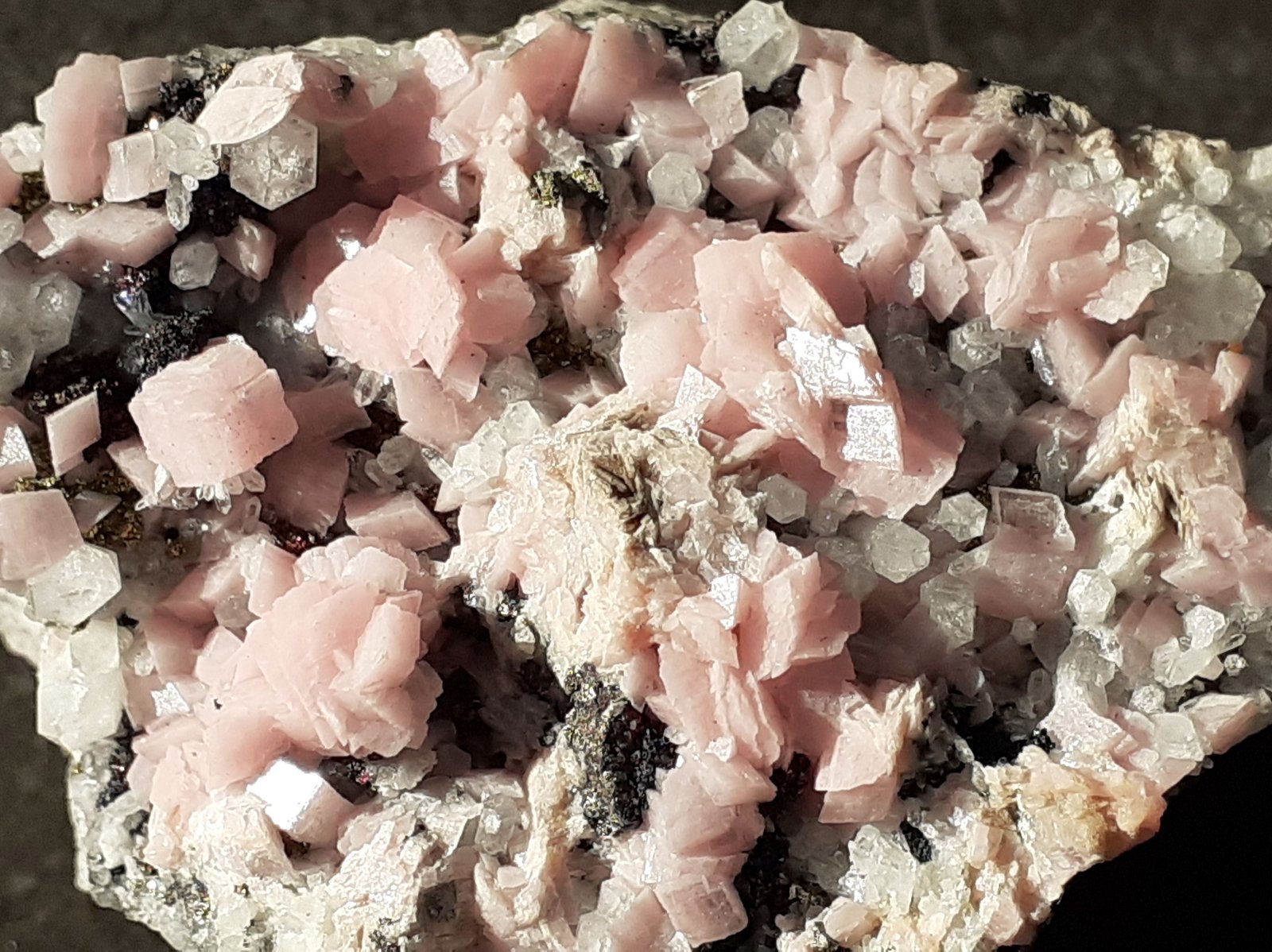 Rhodochrosite, Quartz
5 x 3 cm
(Autor: Volkmar Stingl)